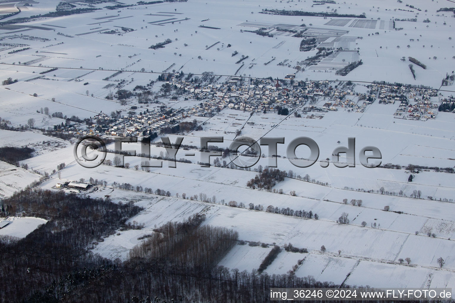 Steinfeld dans le département Rhénanie-Palatinat, Allemagne du point de vue du drone