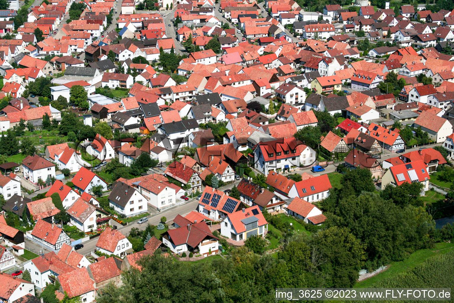 Neuburg dans le département Rhénanie-Palatinat, Allemagne d'un drone