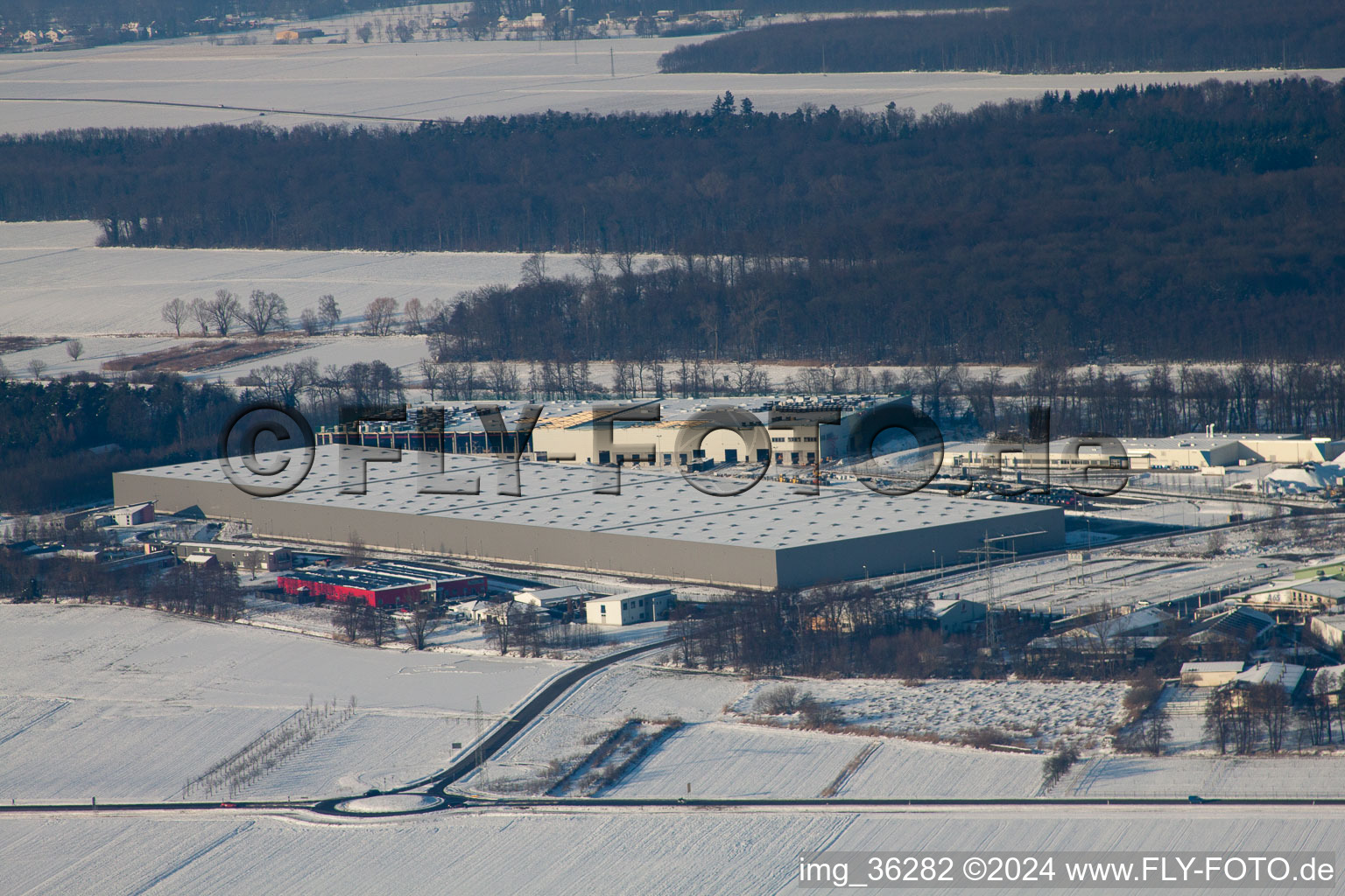 Zone industrielle de Horst à le quartier Minderslachen in Kandel dans le département Rhénanie-Palatinat, Allemagne du point de vue du drone