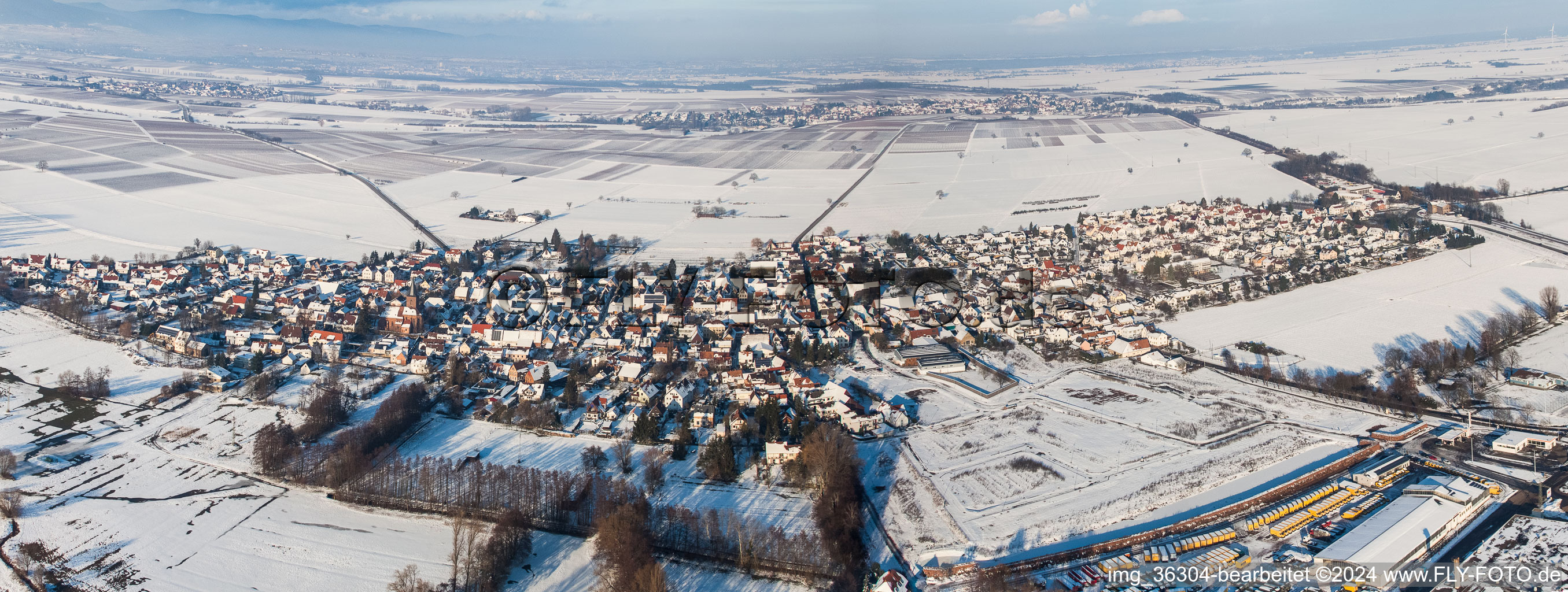 Vue aérienne de Panorama des champs agricoles et des terres agricoles enneigés en hiver à Rohrbach dans le département Rhénanie-Palatinat, Allemagne