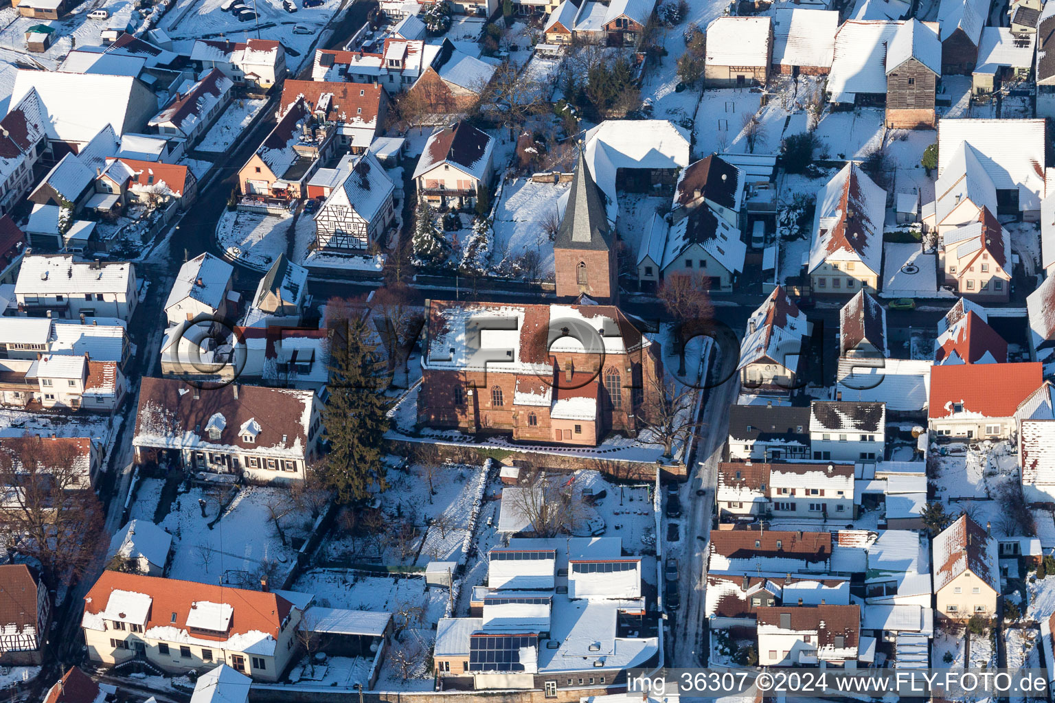 Vue aérienne de Bâtiments d'église enneigés en hiver au centre du village à Rohrbach dans le département Rhénanie-Palatinat, Allemagne