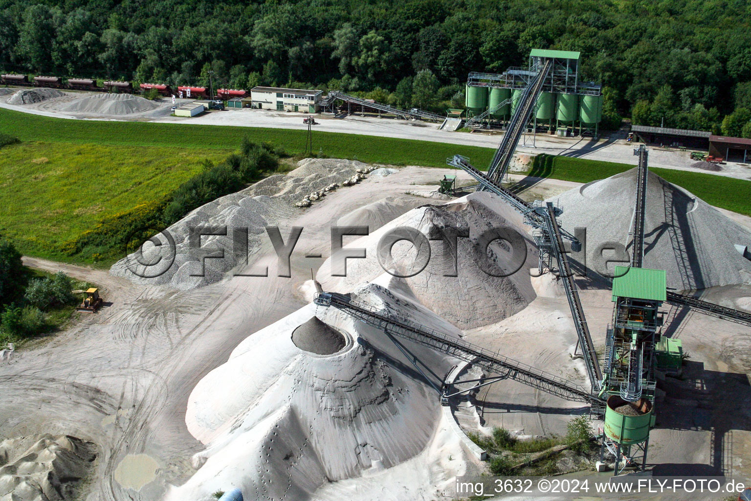 Vue aérienne de Site et installation de stockage et de criblage de gravier de la mine à ciel ouvert de gravier WOLFF & MÜLLER à Hagenbach dans le département Rhénanie-Palatinat, Allemagne