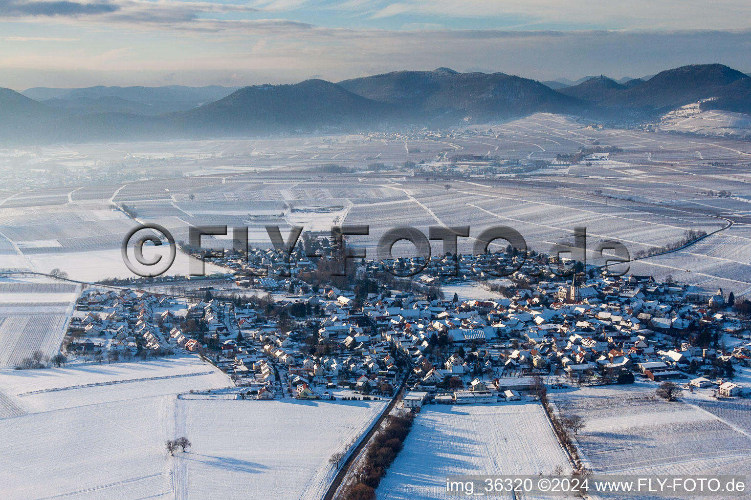 Vue aérienne de Vue sur le village à le quartier Mörzheim in Landau in der Pfalz dans le département Rhénanie-Palatinat, Allemagne