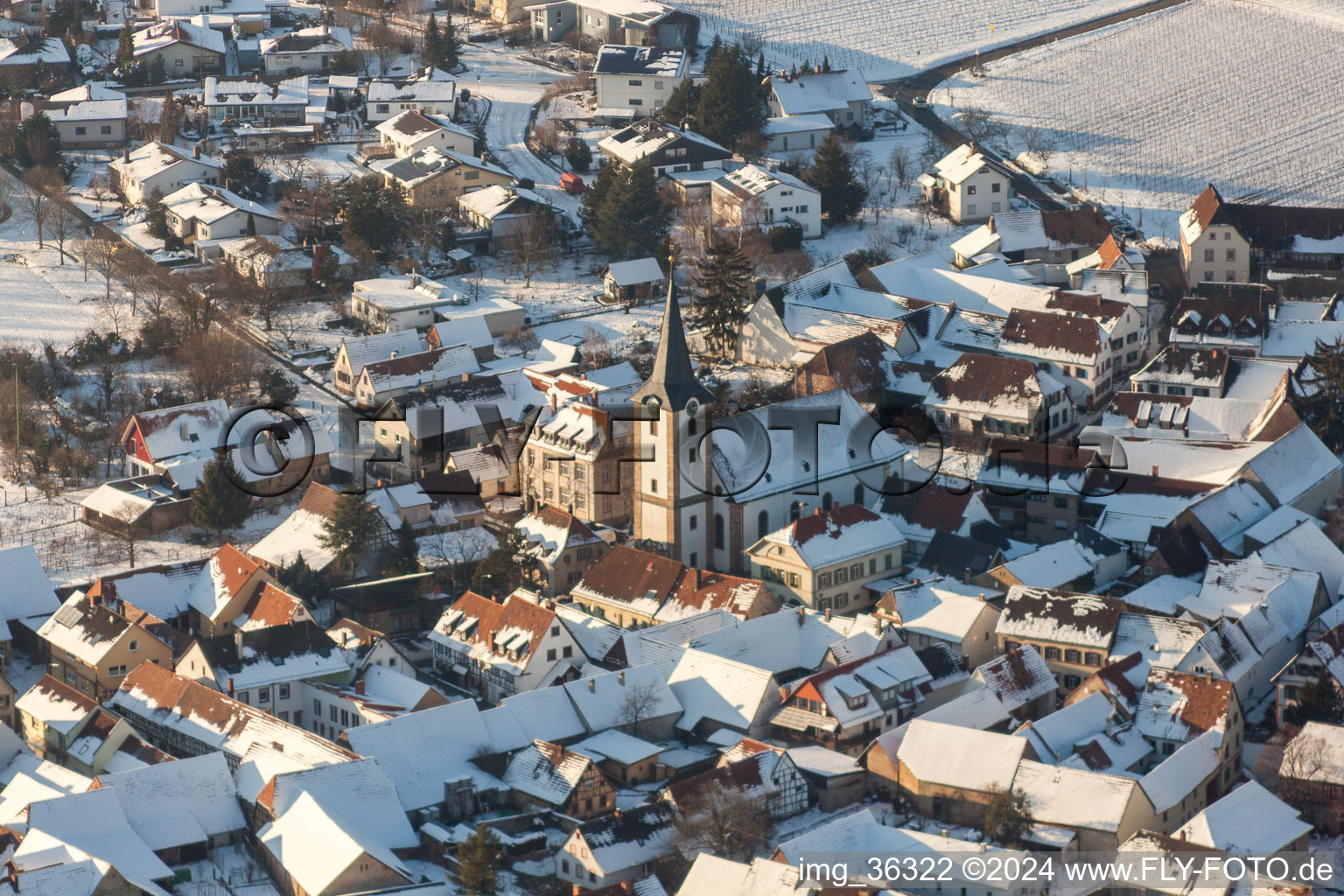 Vue aérienne de Église évangélique hivernale et enneigée dans le vieux centre-ville du centre-ville à le quartier Mörzheim in Landau in der Pfalz dans le département Rhénanie-Palatinat, Allemagne