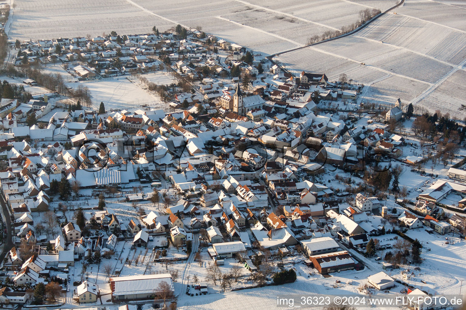 Vue aérienne de Vue sur le village à le quartier Mörzheim in Landau in der Pfalz dans le département Rhénanie-Palatinat, Allemagne