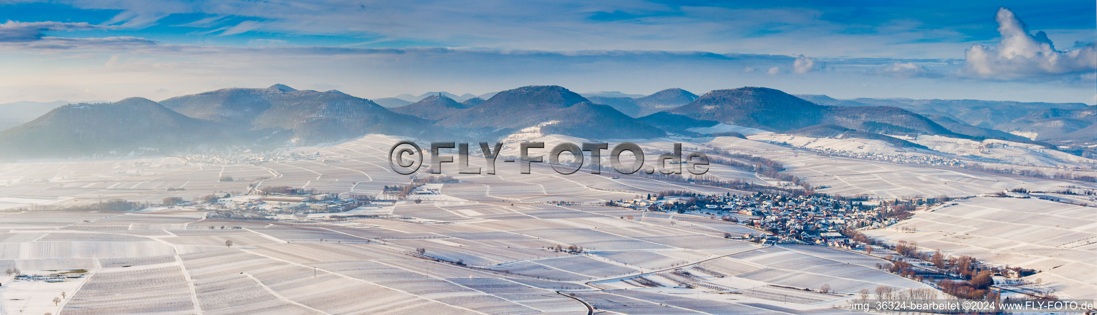 Vue aérienne de Panorama de la forêt enneigée d'hiver et du paysage montagneux du Haardtrand de la forêt du Palatinat à le quartier Ilbesheim in Ilbesheim bei Landau in der Pfalz dans le département Rhénanie-Palatinat, Allemagne