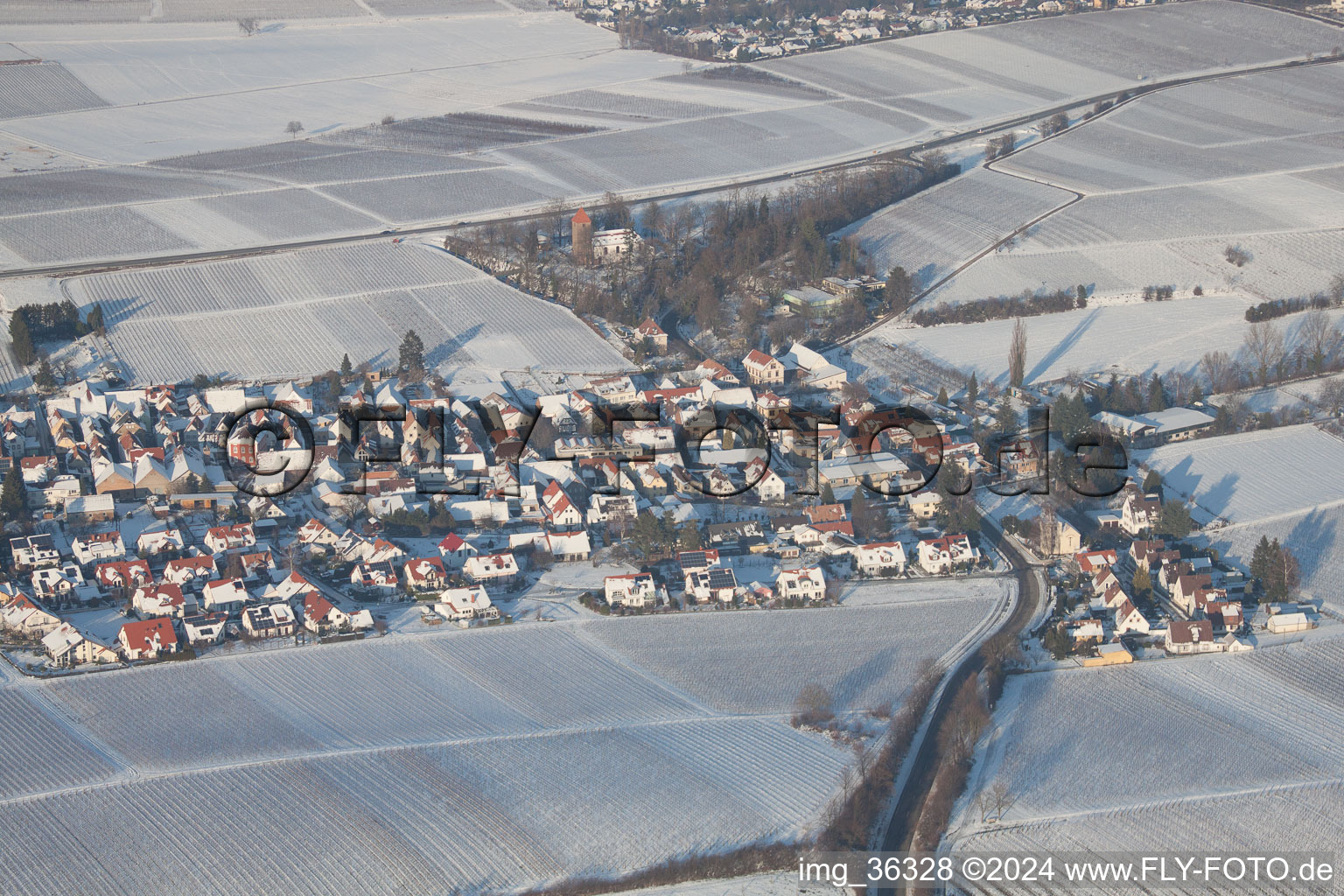 Vue aérienne de Dans la neige en hiver à le quartier Mörzheim in Landau in der Pfalz dans le département Rhénanie-Palatinat, Allemagne