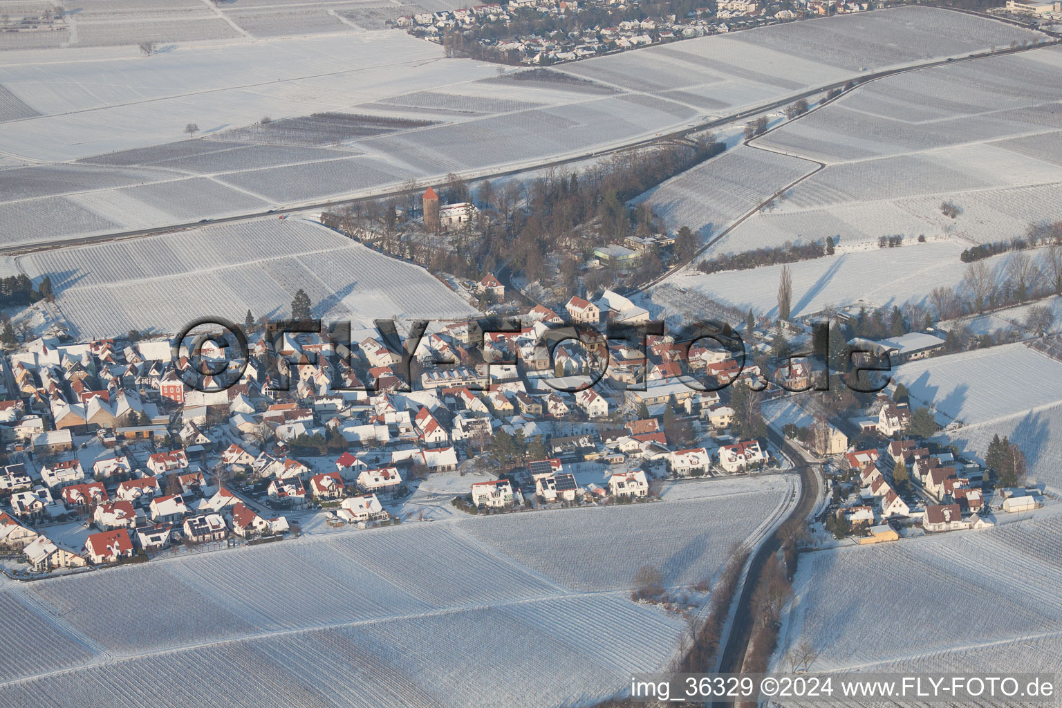 Vue aérienne de Dans la neige en hiver à le quartier Mörzheim in Landau in der Pfalz dans le département Rhénanie-Palatinat, Allemagne