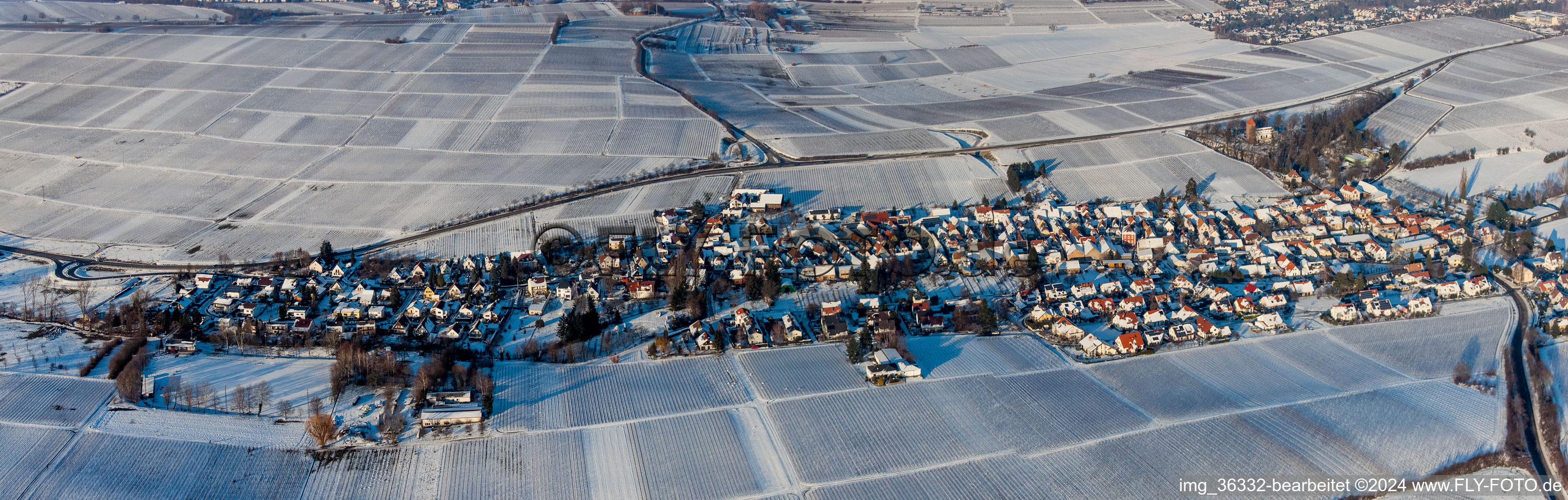 Vue aérienne de Panorama des champs agricoles et des zones agricoles enneigés en hiver à le quartier Wollmesheim in Landau in der Pfalz dans le département Rhénanie-Palatinat, Allemagne