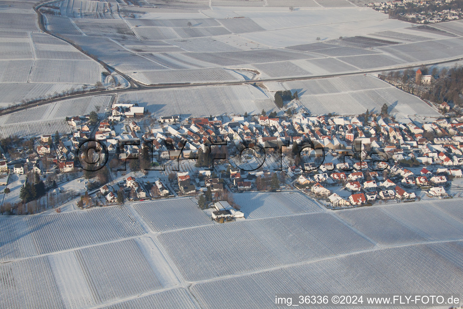 Vue oblique de Dans la neige en hiver à le quartier Mörzheim in Landau in der Pfalz dans le département Rhénanie-Palatinat, Allemagne