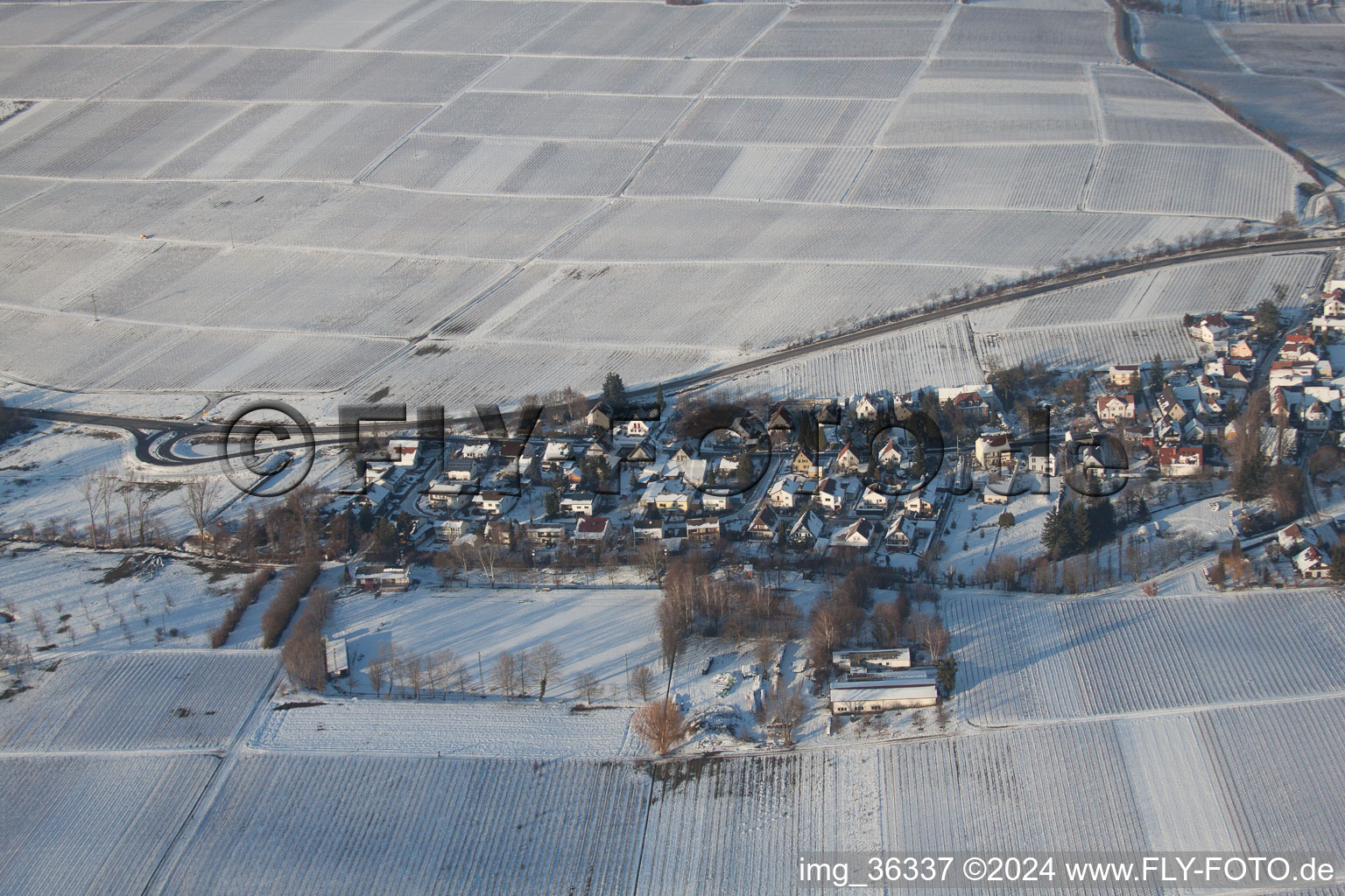 Dans la neige en hiver à le quartier Mörzheim in Landau in der Pfalz dans le département Rhénanie-Palatinat, Allemagne d'en haut