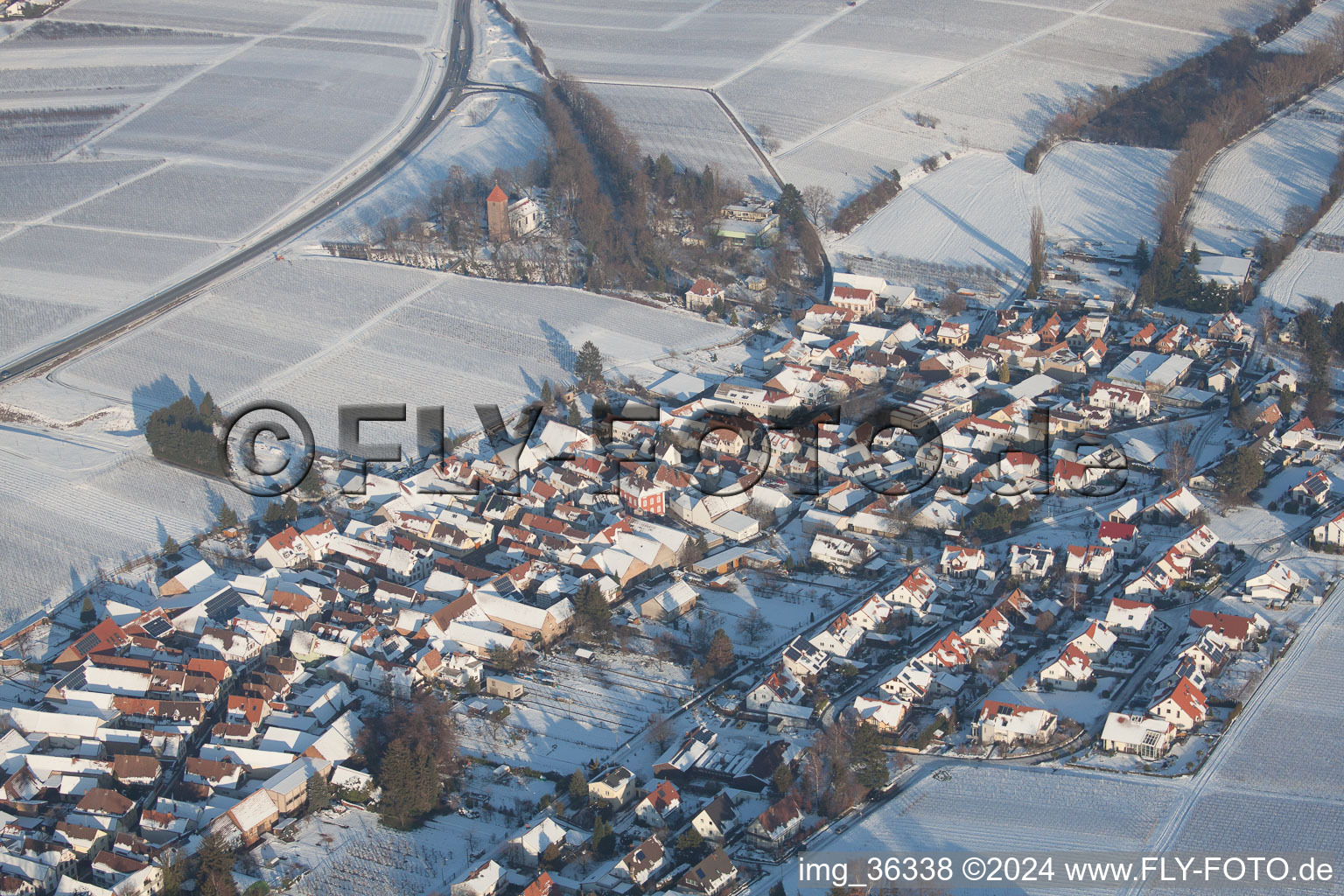 Dans la neige en hiver à le quartier Mörzheim in Landau in der Pfalz dans le département Rhénanie-Palatinat, Allemagne hors des airs