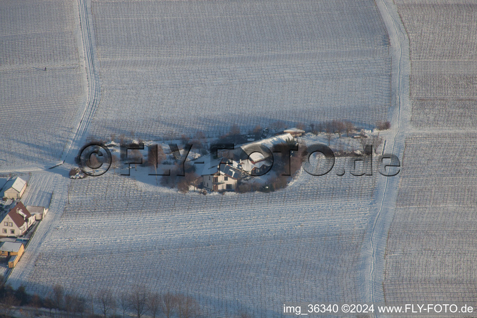 Dans la neige en hiver à le quartier Mörzheim in Landau in der Pfalz dans le département Rhénanie-Palatinat, Allemagne vue d'en haut