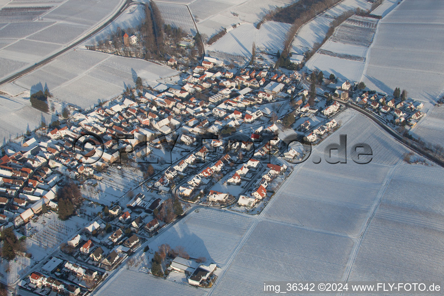 Dans la neige en hiver à le quartier Mörzheim in Landau in der Pfalz dans le département Rhénanie-Palatinat, Allemagne depuis l'avion