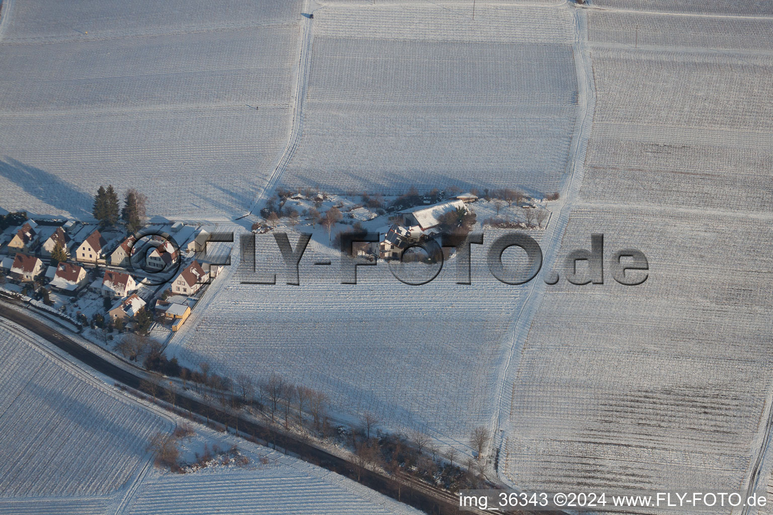 Vue d'oiseau de Dans la neige en hiver à le quartier Mörzheim in Landau in der Pfalz dans le département Rhénanie-Palatinat, Allemagne