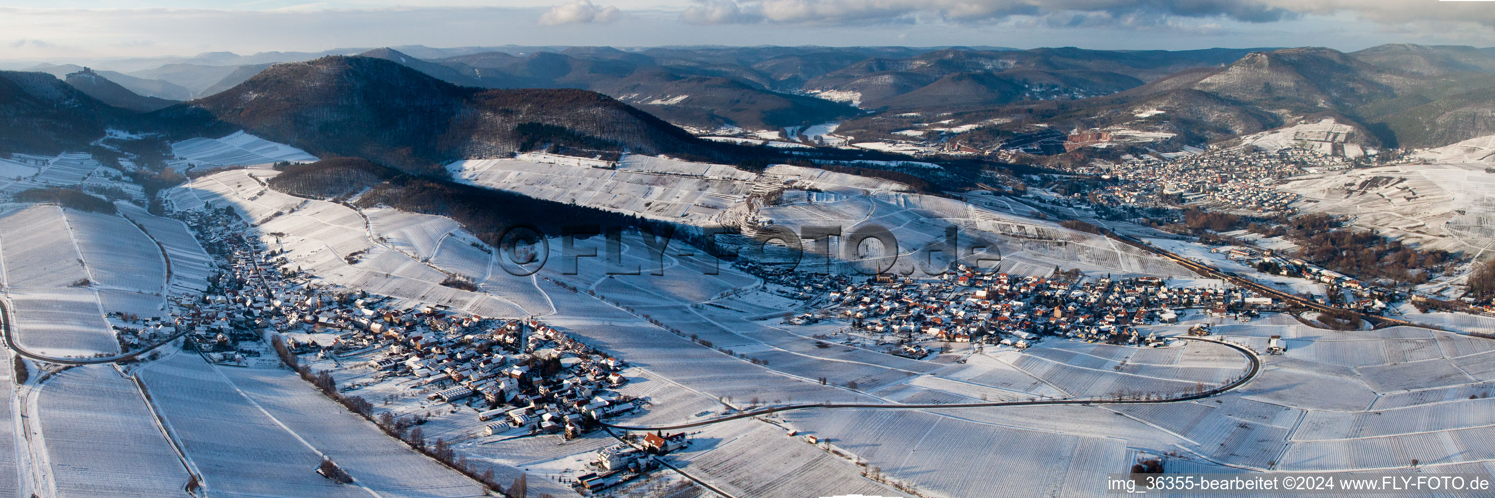 Vue aérienne de Panorama hivernal enneigé de la région et de ses environs à Birkweiler dans le département Rhénanie-Palatinat, Allemagne