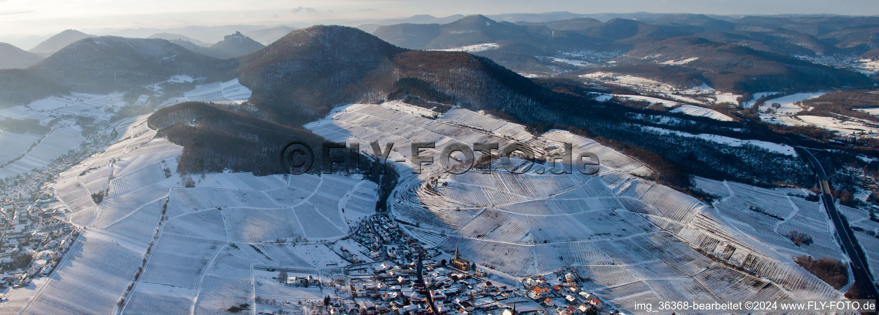 Vue aérienne de Villes viticoles du Palatinat Birkweiler et Ranschbach devant les vignobles blancs et enneigés au pied du Hohenberg et du Trifels dans le paysage montagneux du Palatinat à Ranschbach à Birkweiler dans le département Rhénanie-Palatinat, Allemagne