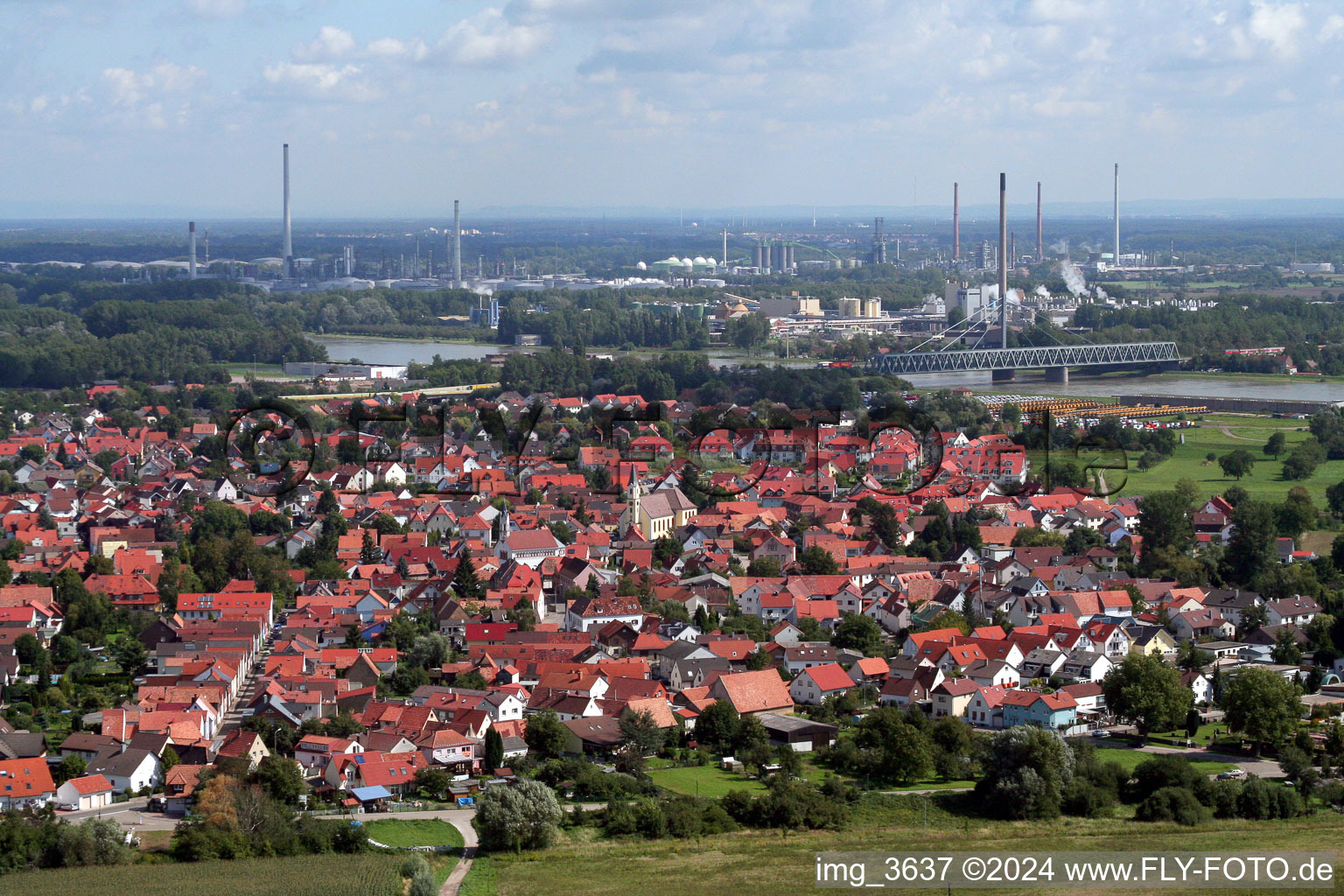 Vue aérienne de Zones riveraines du Rhin à le quartier Maximiliansau in Wörth am Rhein dans le département Rhénanie-Palatinat, Allemagne