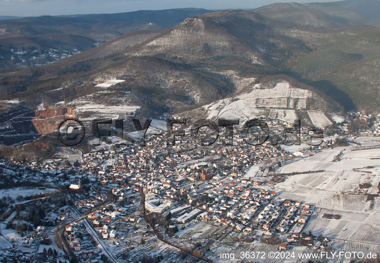 Vue aérienne de Hiver à Albersweiler dans le département Rhénanie-Palatinat, Allemagne