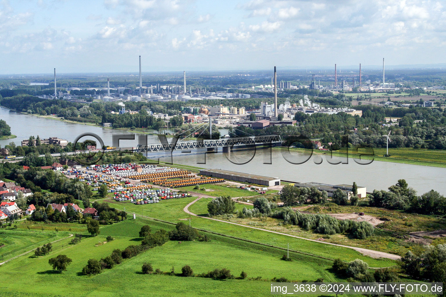 Vue aérienne de Ouvrages de ponts fluviaux sur la route fédérale 10 et le chemin de fer régional sur le Rhin entre Karlsruhe Maxau et Wörth am Rhein à le quartier Maximiliansau in Wörth am Rhein dans le département Rhénanie-Palatinat, Allemagne