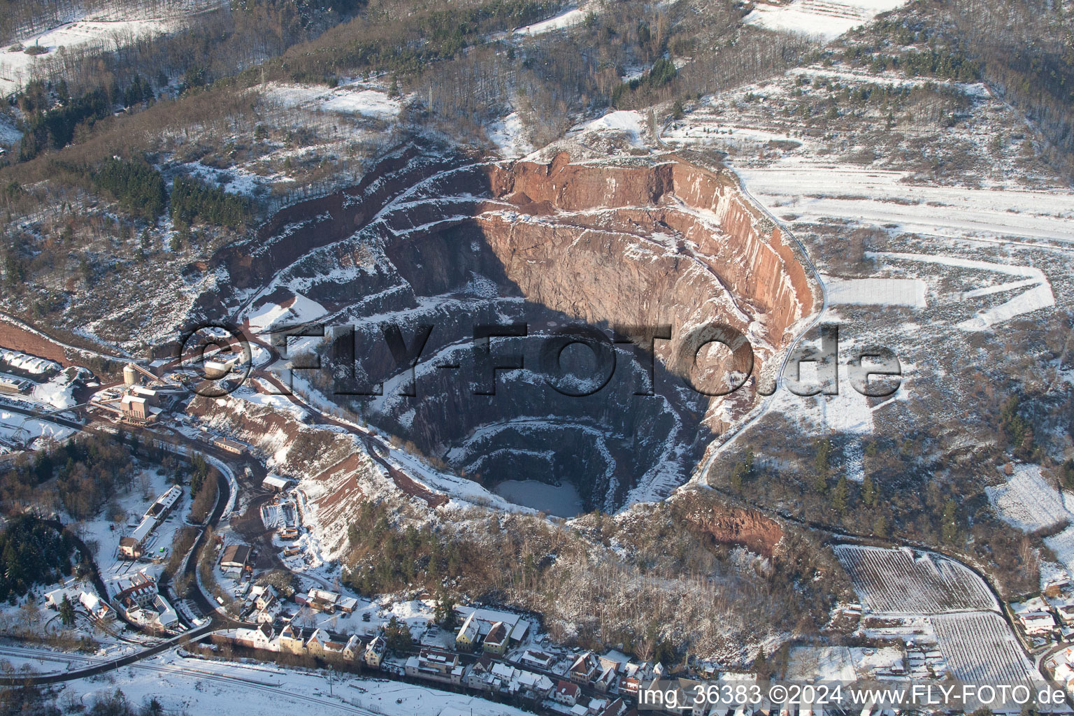 Vue aérienne de Carrière pour l'extraction et l'extraction de basalte en hiver de la Basalt-Actien-Gesellschaft à Albersweiler dans le département Rhénanie-Palatinat, Allemagne