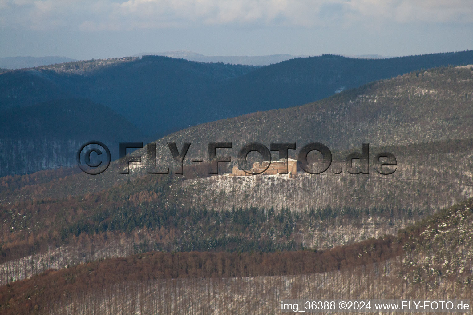 Vue aérienne de Ruines de Neuscharfeneck à Dernbach dans le département Rhénanie-Palatinat, Allemagne