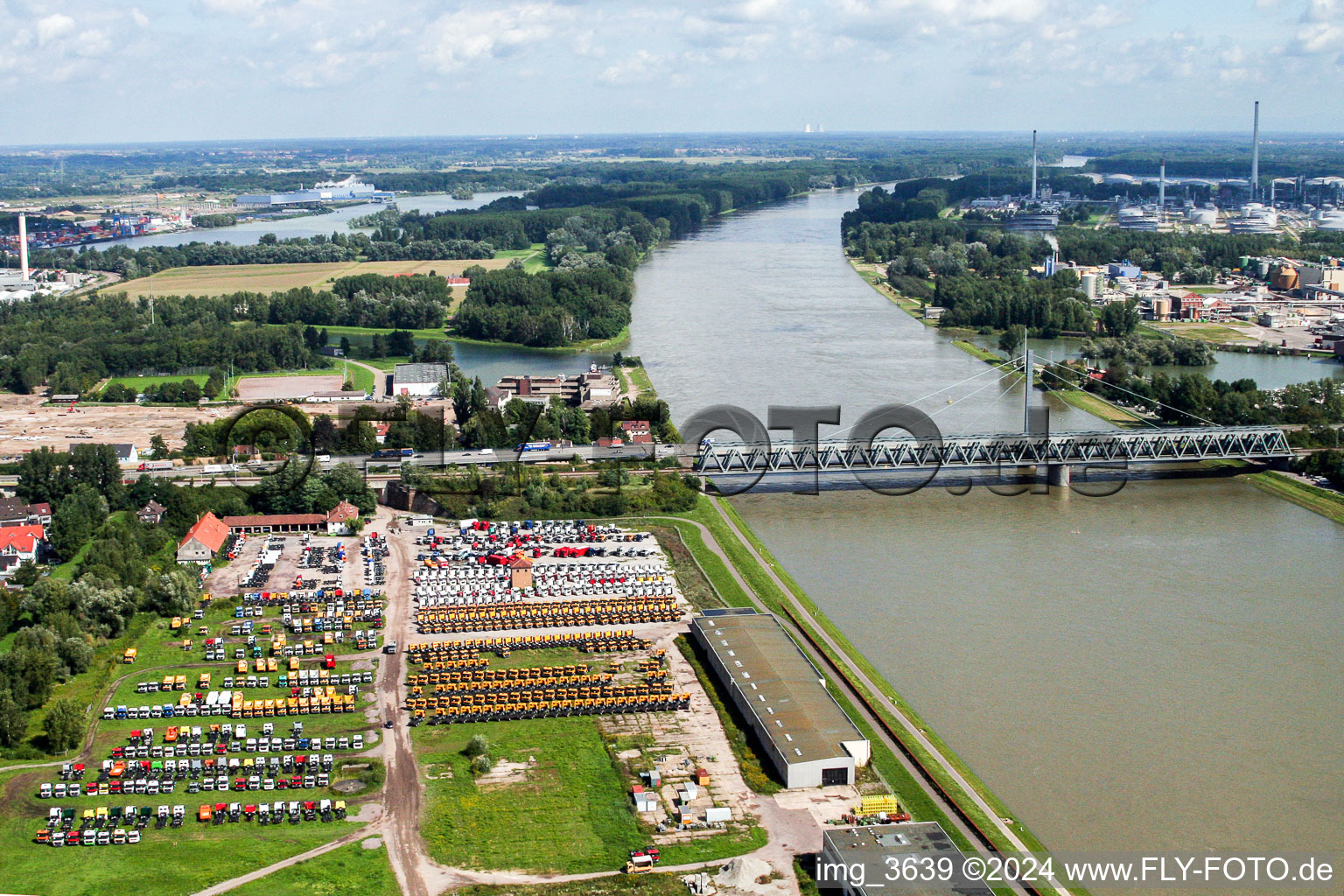 Photographie aérienne de Ouvrages de ponts fluviaux sur la route fédérale 10 et le chemin de fer régional sur le Rhin entre Karlsruhe Maxau et Wörth am Rhein à le quartier Maximiliansau in Wörth am Rhein dans le département Rhénanie-Palatinat, Allemagne