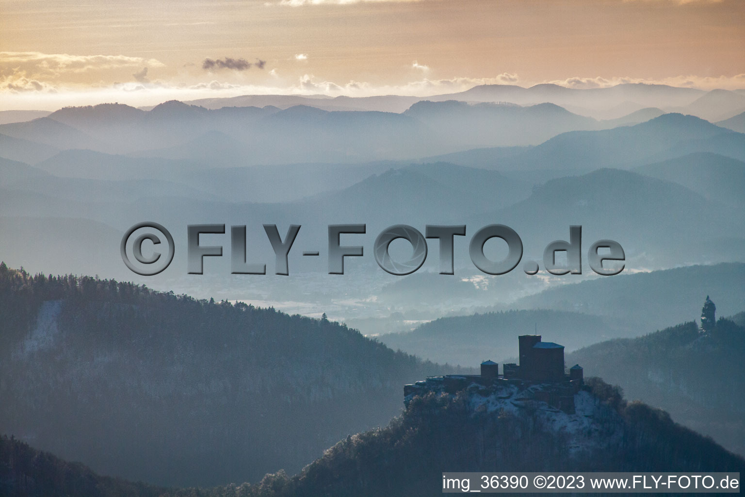 Vue aérienne de Château de Trifels sous la neige à le quartier Queichhambach in Annweiler am Trifels dans le département Rhénanie-Palatinat, Allemagne