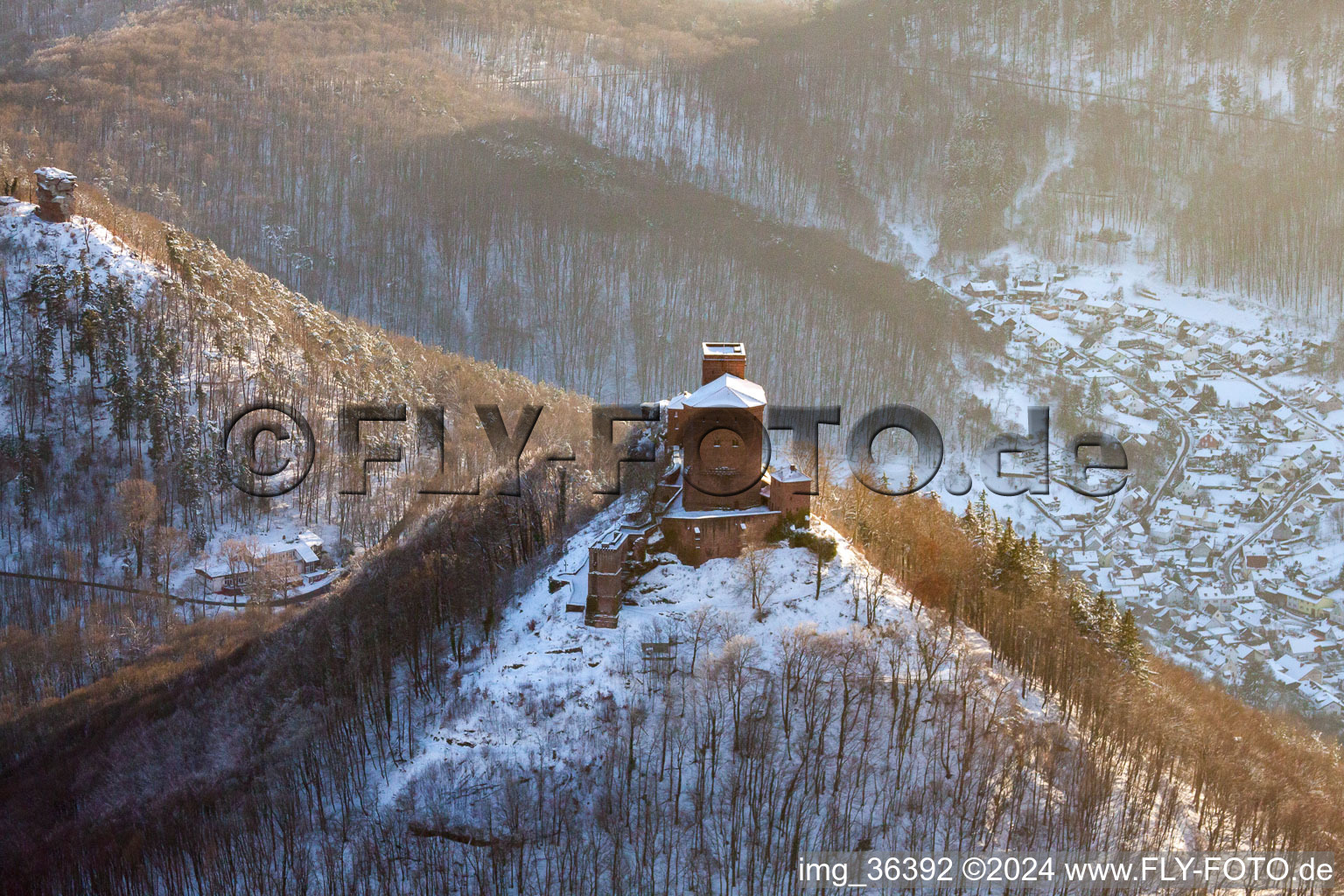 Vue aérienne de Château de Trifels sous la neige à Annweiler am Trifels dans le département Rhénanie-Palatinat, Allemagne