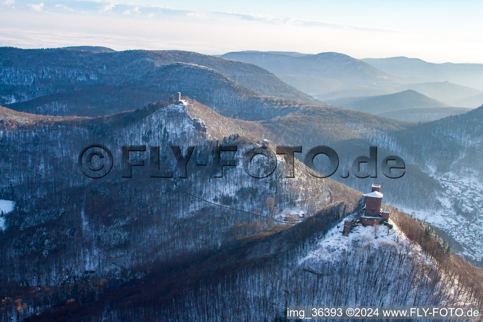 Vue aérienne de Les 4 châteaux Trifels, Anebos, Jungturm et Münz sous la neige à Annweiler am Trifels dans le département Rhénanie-Palatinat, Allemagne