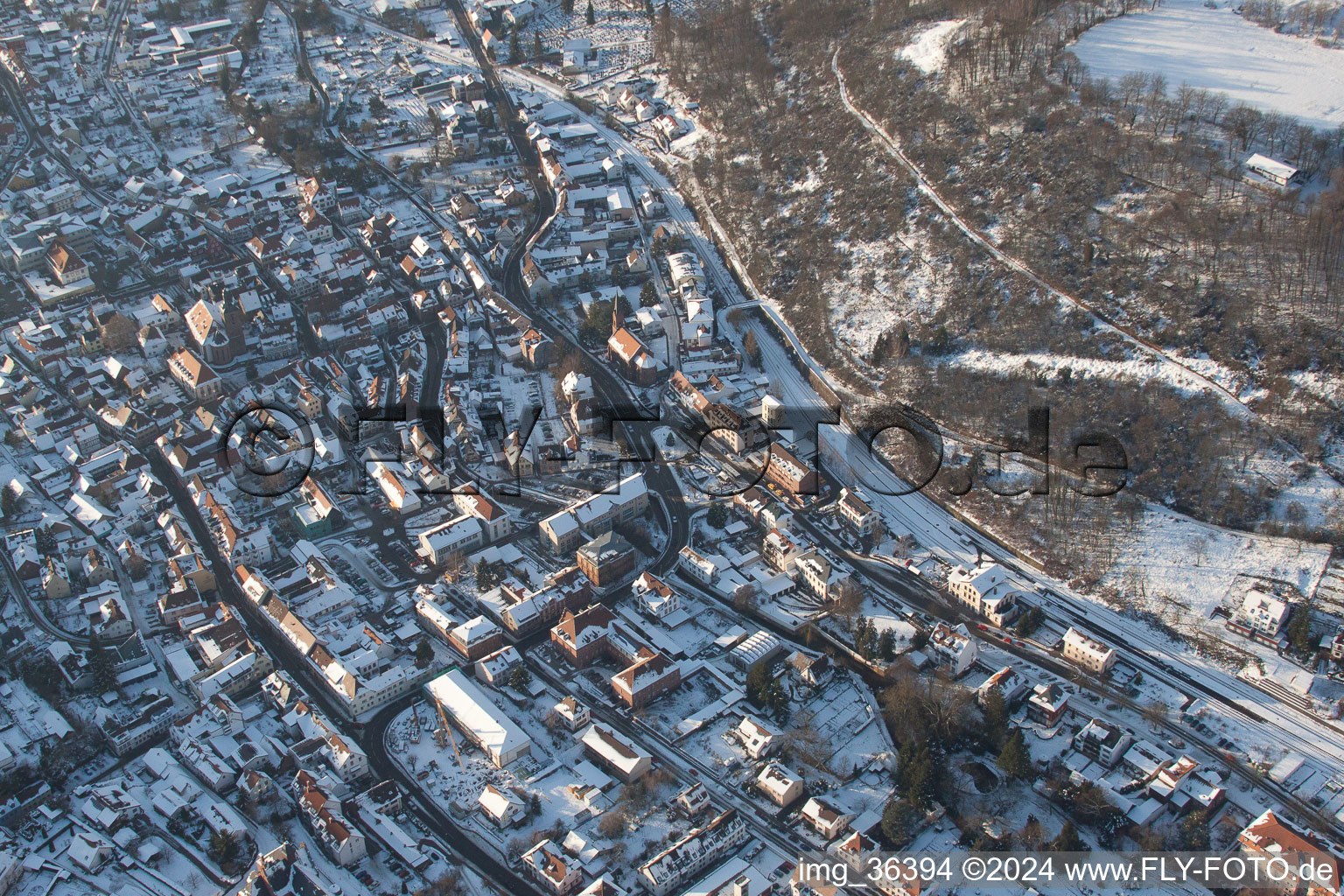 Vue aérienne de Annweiler am Trifels dans le département Rhénanie-Palatinat, Allemagne