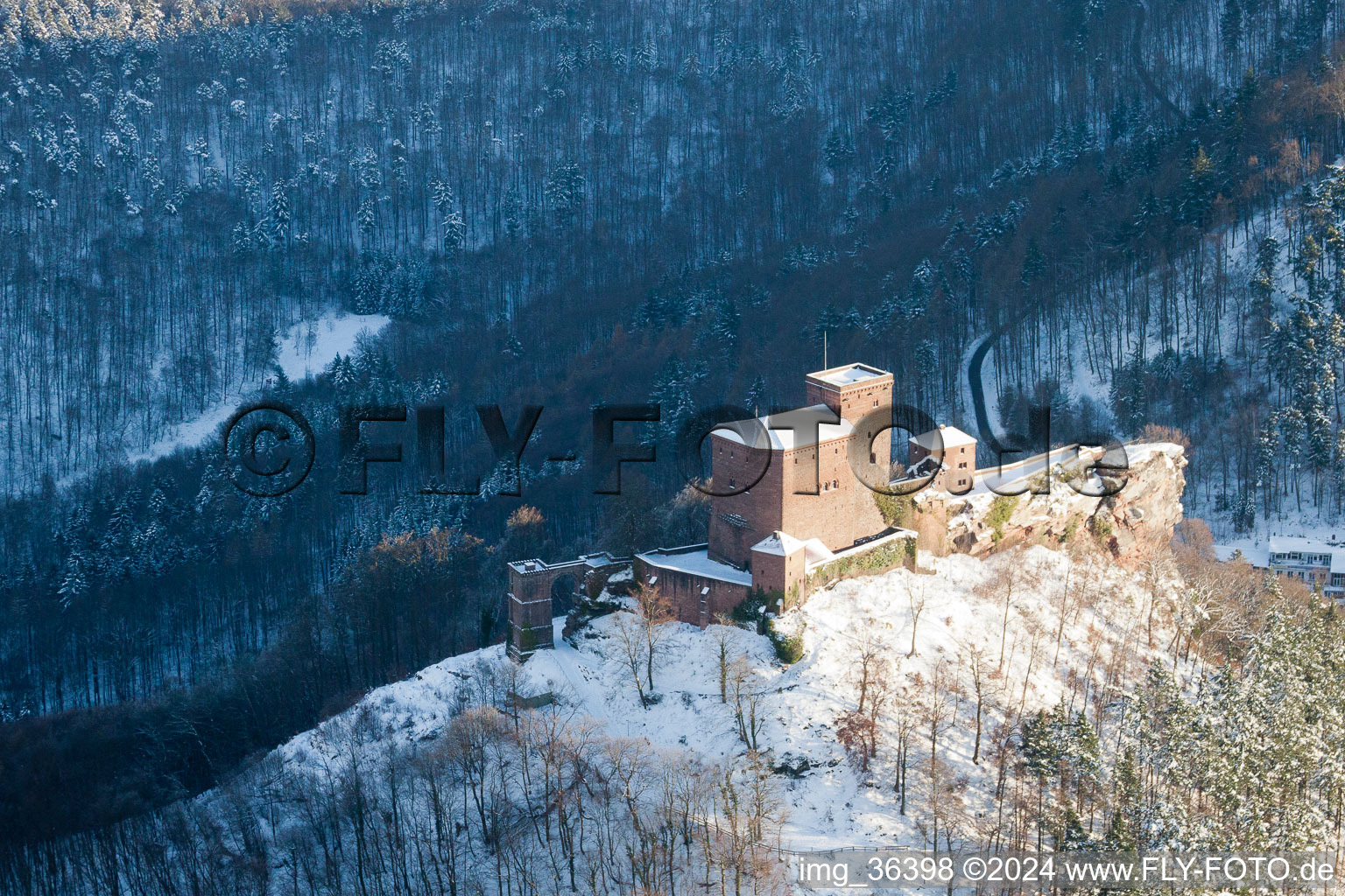 Vue aérienne de Château de Trifels sous la neige à Annweiler am Trifels dans le département Rhénanie-Palatinat, Allemagne