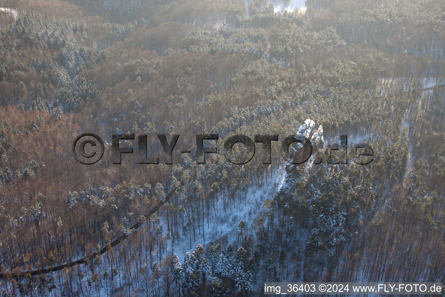 Vue aérienne de Asselstein dans la neige à Annweiler am Trifels dans le département Rhénanie-Palatinat, Allemagne