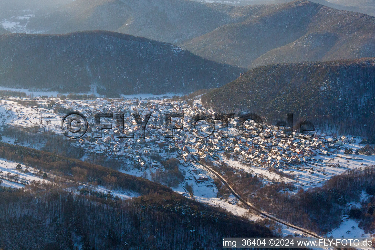 Vue aérienne de Village enneigé d'hiver - vue à Wernersberg dans le département Rhénanie-Palatinat, Allemagne