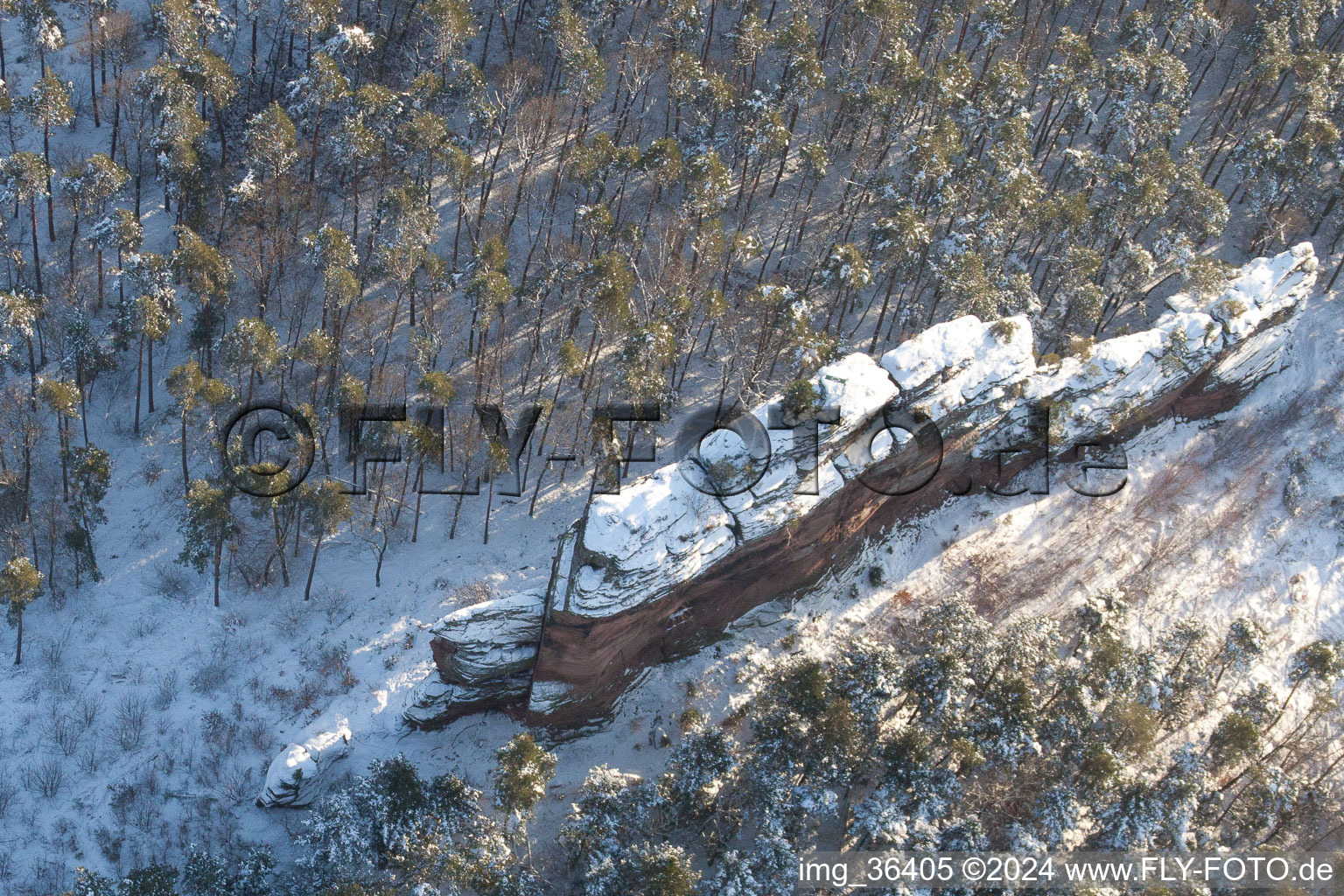 Vue aérienne de Asselstein dans la neige à Annweiler am Trifels dans le département Rhénanie-Palatinat, Allemagne