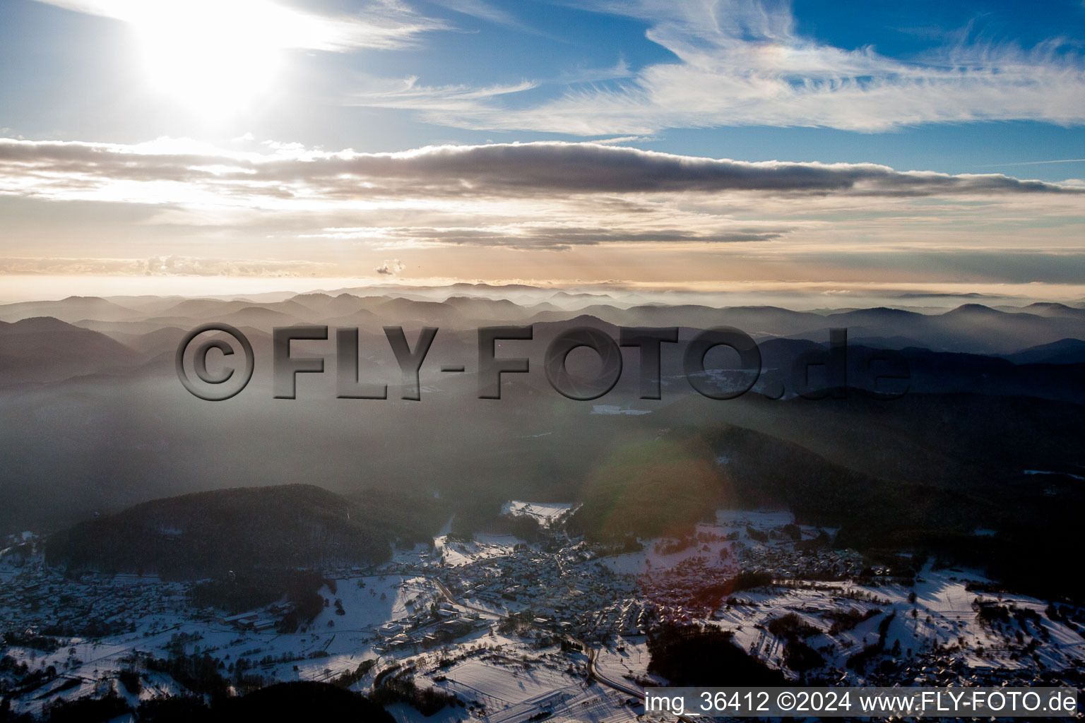 Vue aérienne de Forêt enneigée d'hiver et paysage de montagne de la forêt du Palatinat à le quartier Gossersweiler in Gossersweiler-Stein dans le département Rhénanie-Palatinat, Allemagne