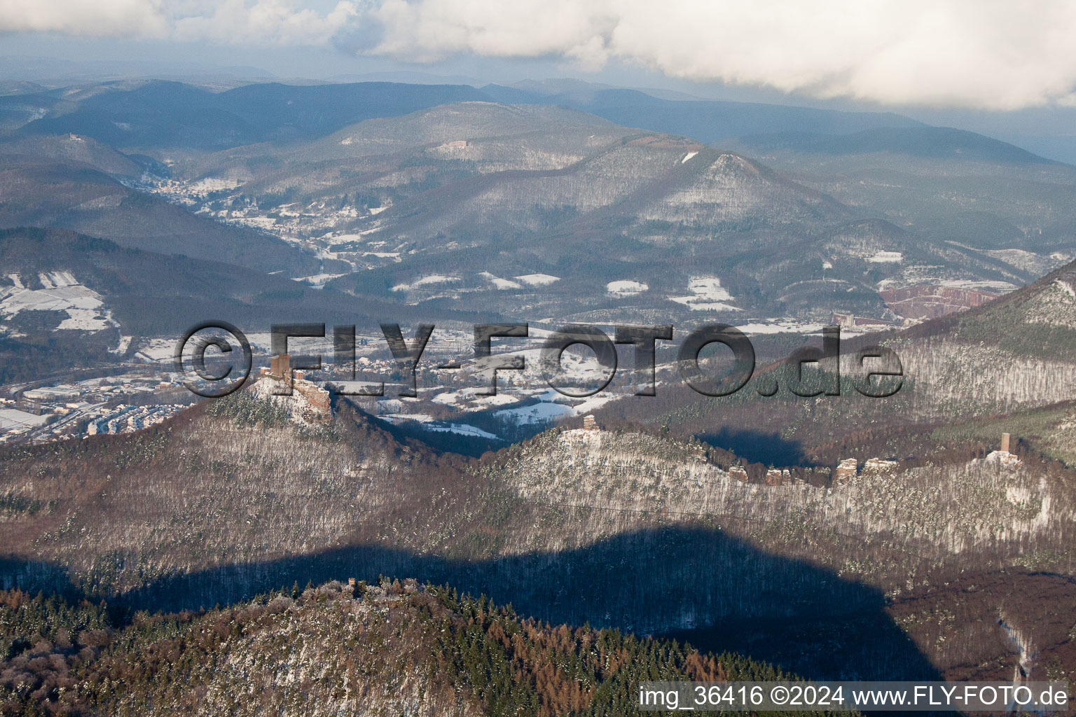 Vue aérienne de Les 4 châteaux Trifels, Anebos, Jungturm et Münz sous la neige à Leinsweiler dans le département Rhénanie-Palatinat, Allemagne