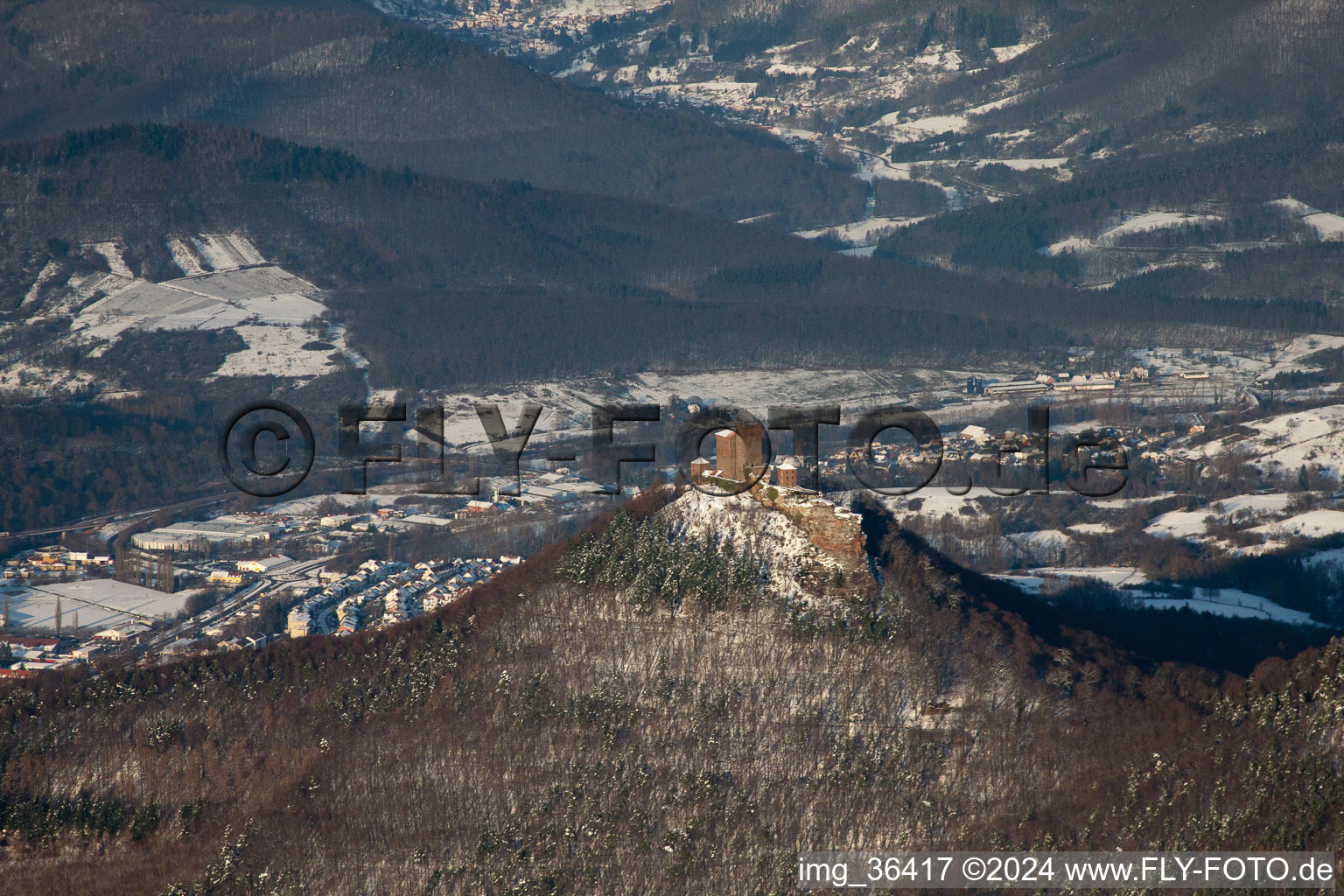 Photographie aérienne de Château de Trifels sous la neige à Annweiler am Trifels dans le département Rhénanie-Palatinat, Allemagne