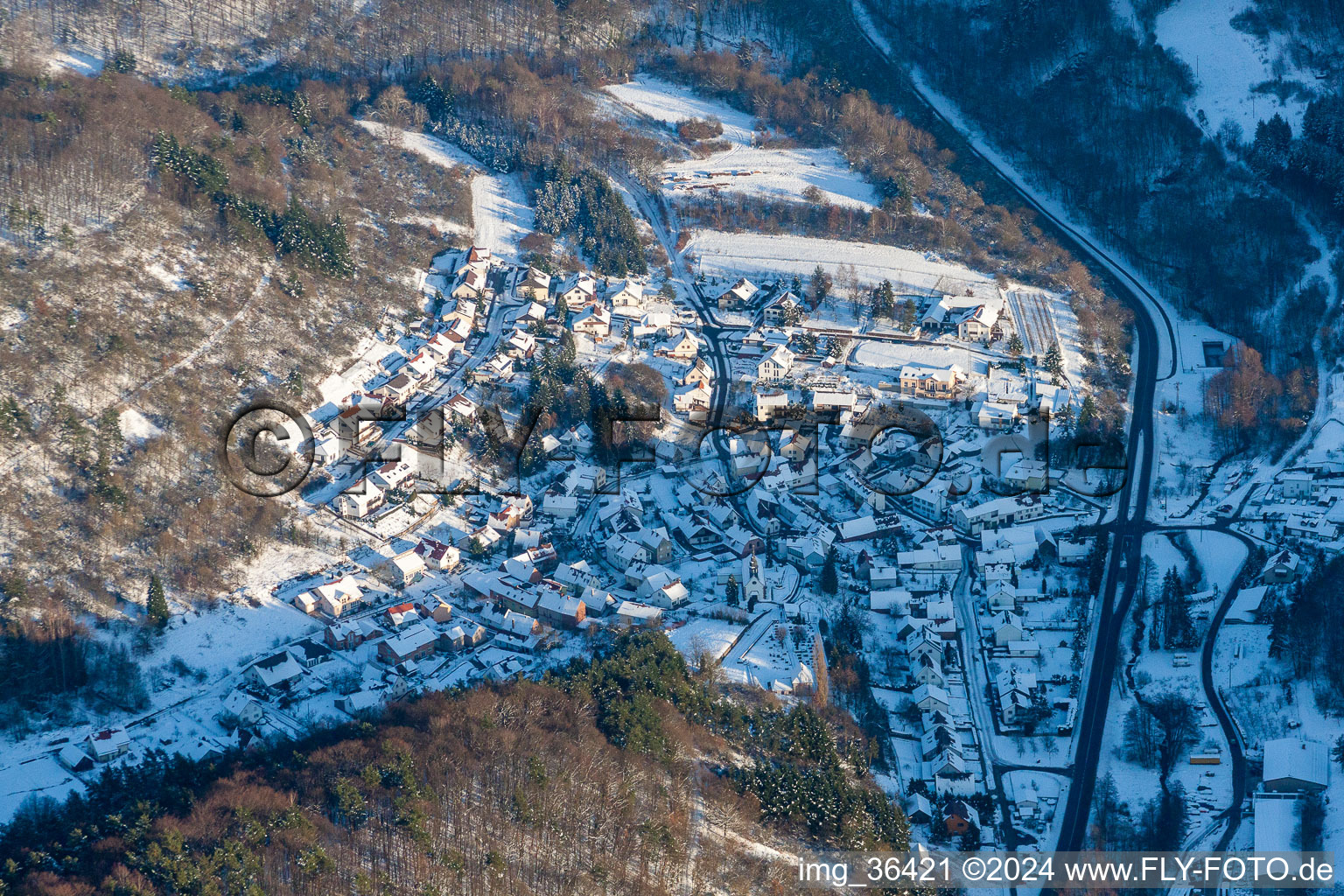 Vue aérienne de Village enneigé d'hiver - vue à Waldhambach dans le département Rhénanie-Palatinat, Allemagne