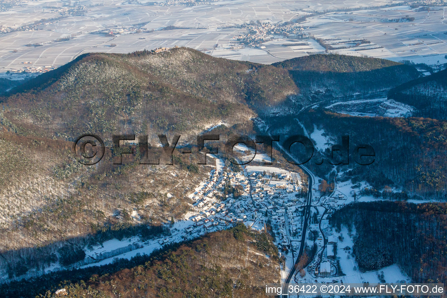 Vue aérienne de Vue sur le village enneigé d'hiver et Madenburg à Waldhambach dans le département Rhénanie-Palatinat, Allemagne