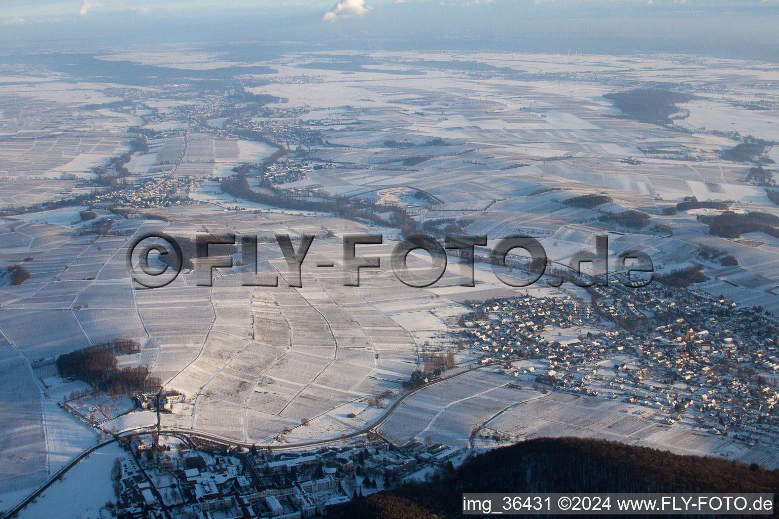 Vue aérienne de Klingbachtal en hiver avec de la neige à Klingenmünster dans le département Rhénanie-Palatinat, Allemagne