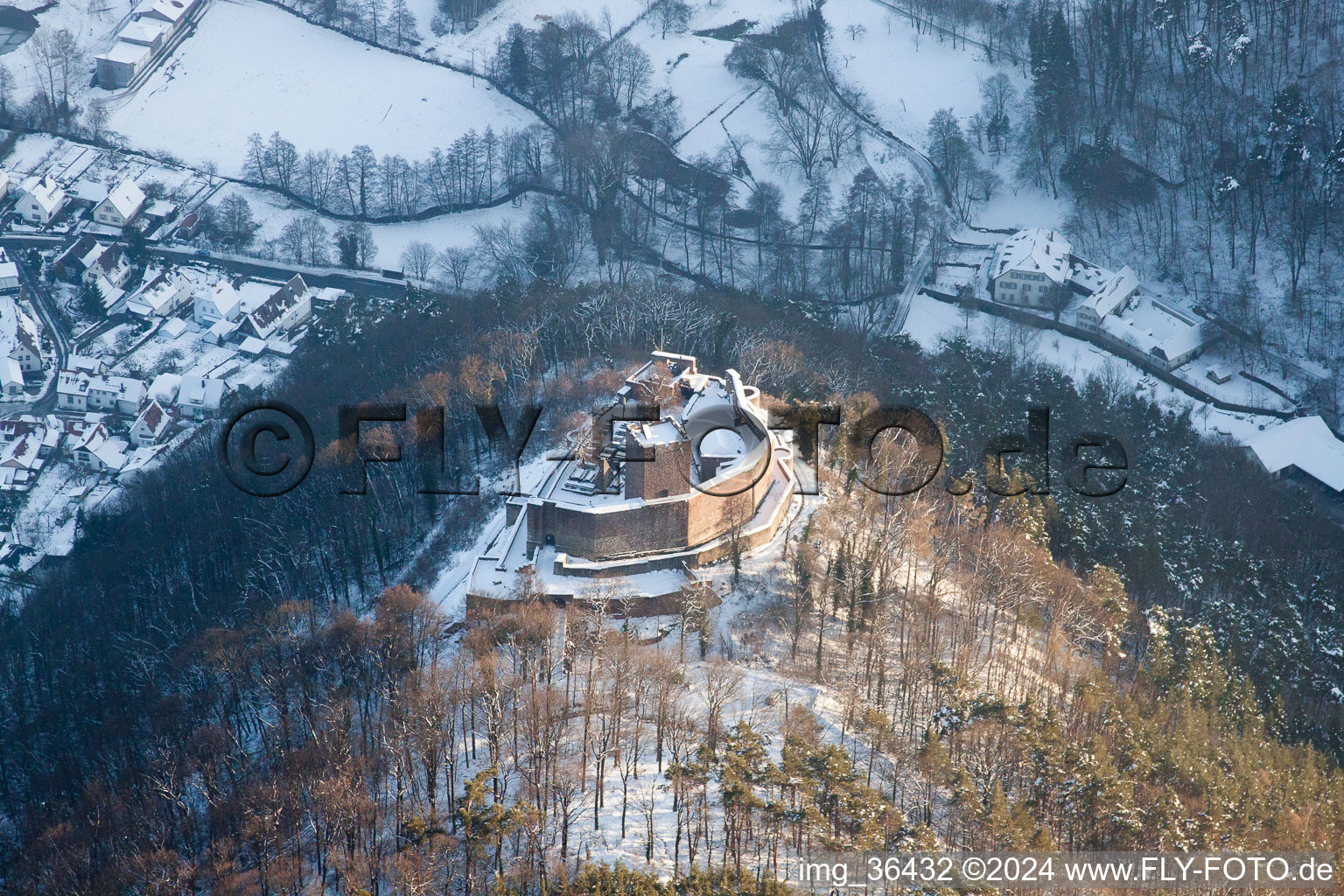 Vue aérienne de Ruines de Landeck en hiver avec de la neige à Klingenmünster dans le département Rhénanie-Palatinat, Allemagne