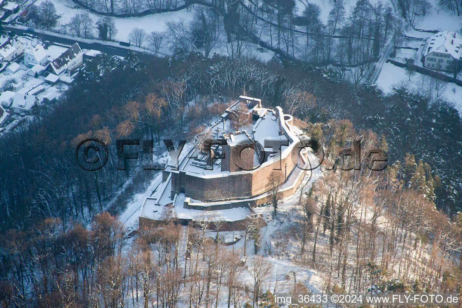 Vue aérienne de Ruines enneigées et vestiges du mur de l'ancien complexe du château de Landeck en hiver à Klingenmünster dans le département Rhénanie-Palatinat, Allemagne