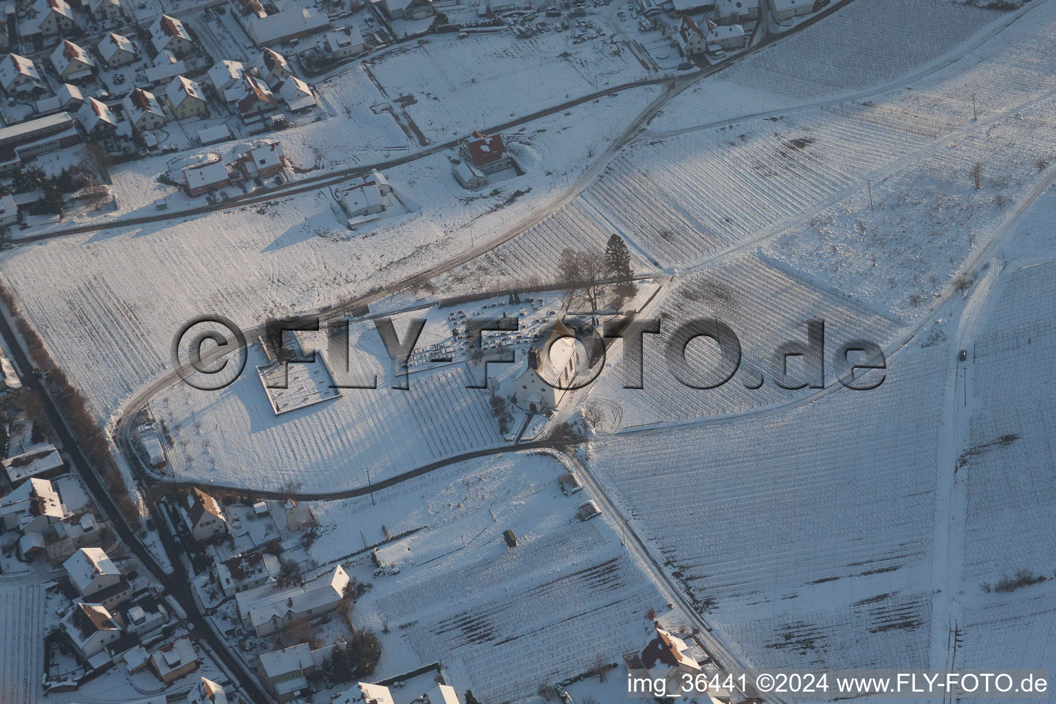 Vue aérienne de Chapelle Dionysius en hiver à le quartier Gleiszellen in Gleiszellen-Gleishorbach dans le département Rhénanie-Palatinat, Allemagne