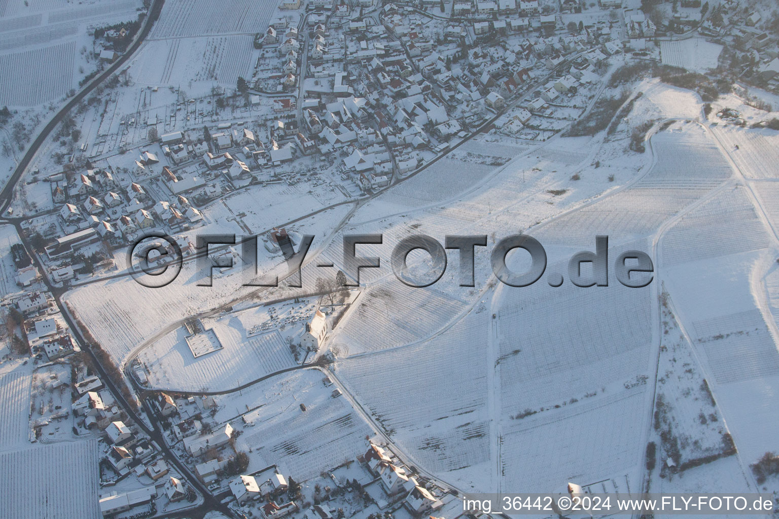 Photographie aérienne de Chapelle Dionysius en hiver à le quartier Gleiszellen in Gleiszellen-Gleishorbach dans le département Rhénanie-Palatinat, Allemagne