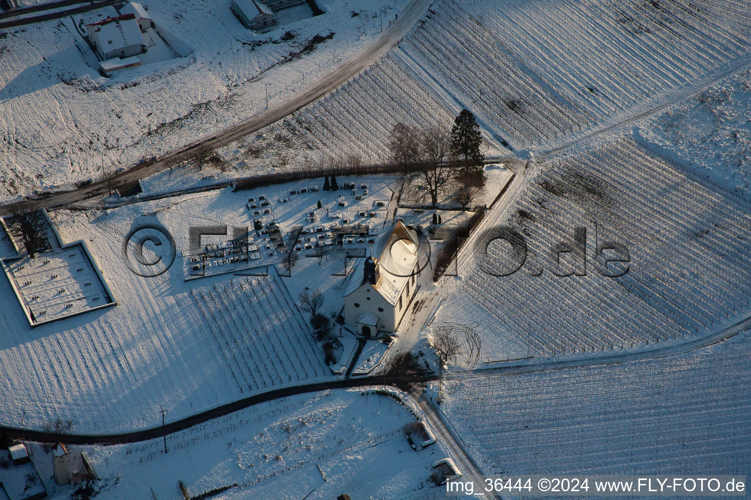 Vue aérienne de Chapelle de Dyonisos enneigée en hiver à le quartier Gleiszellen in Gleiszellen-Gleishorbach dans le département Rhénanie-Palatinat, Allemagne