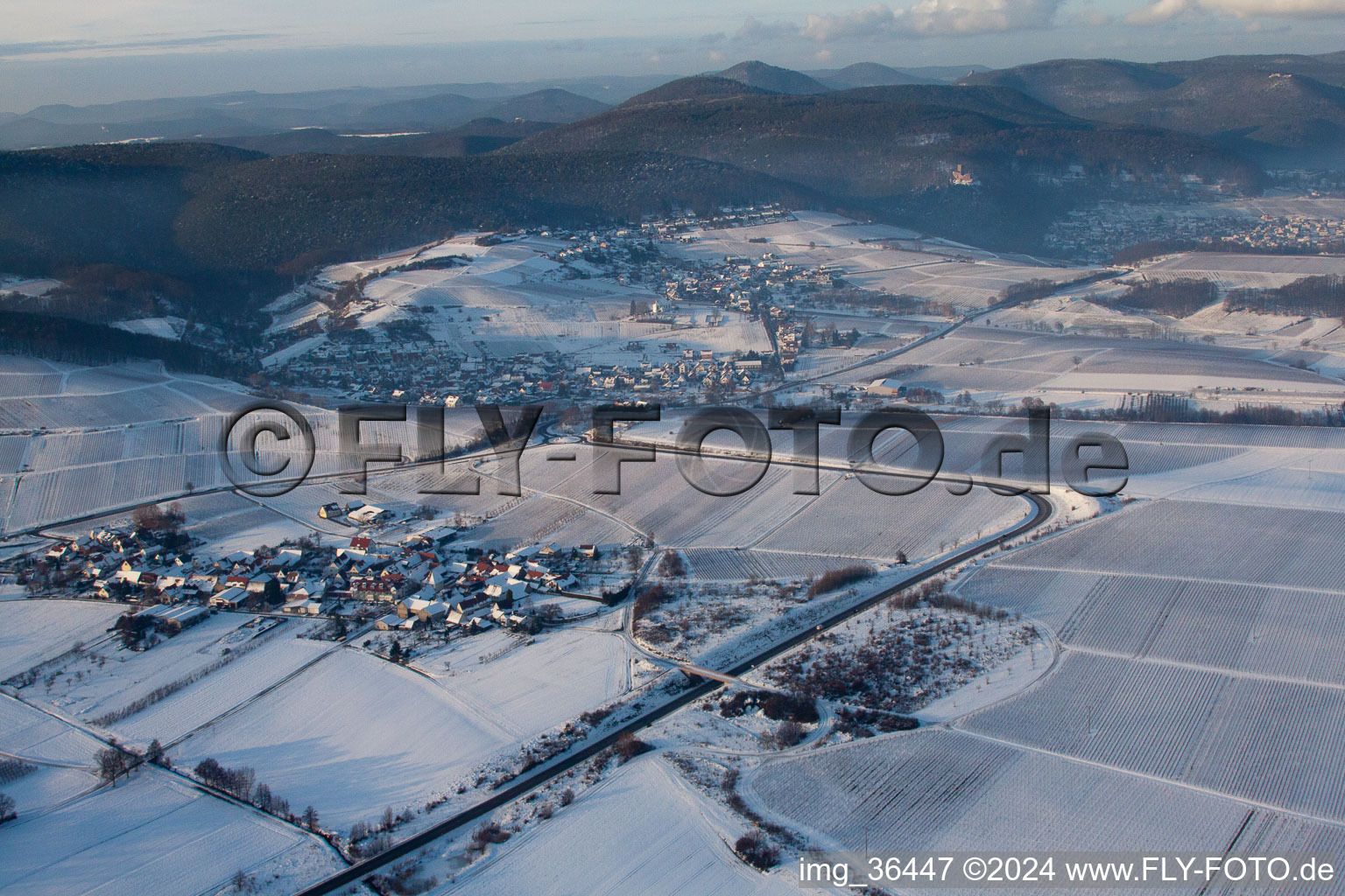 Vue aérienne de En hiver à le quartier Oberhofen in Pleisweiler-Oberhofen dans le département Rhénanie-Palatinat, Allemagne