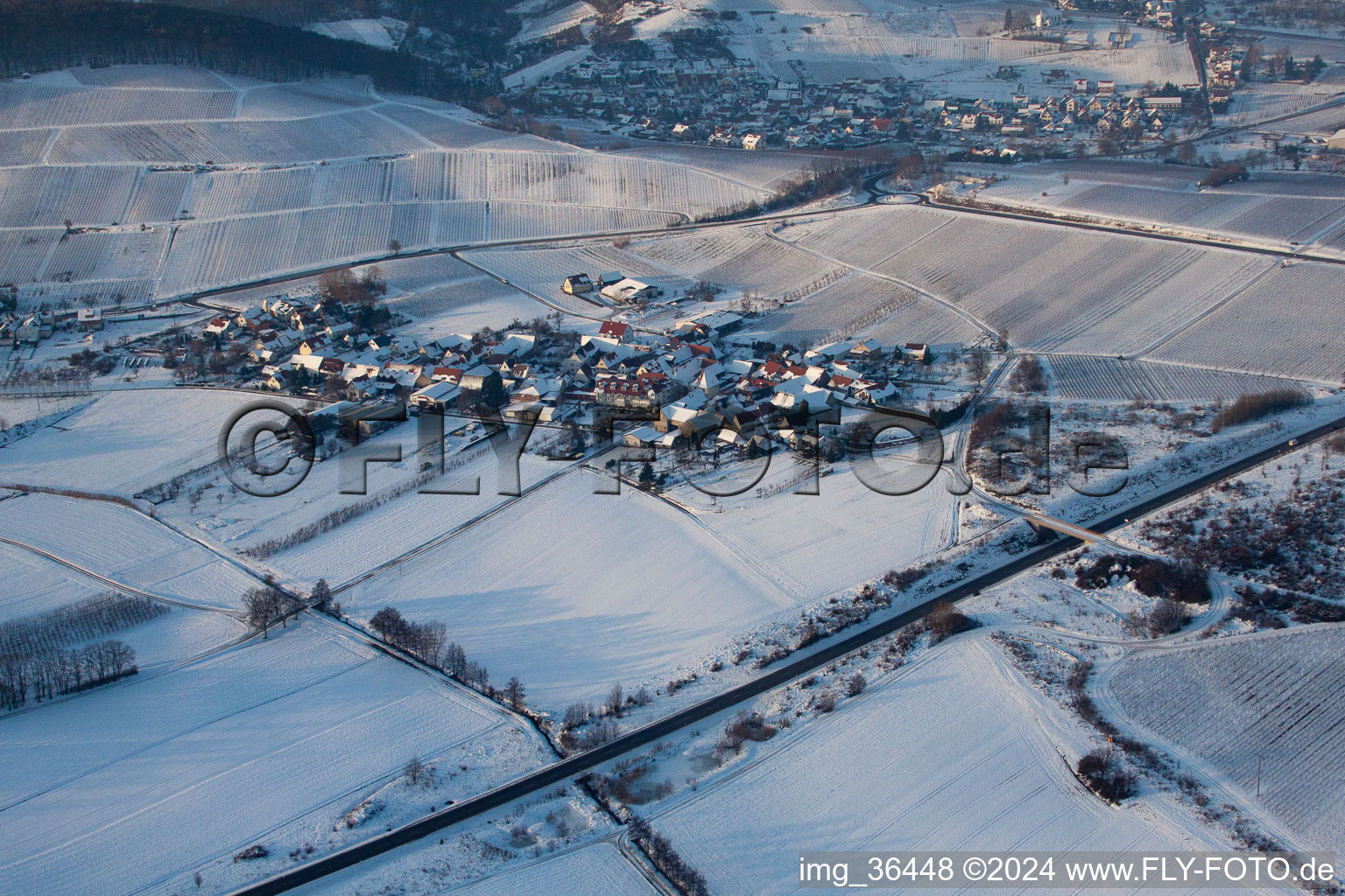 Vue aérienne de En hiver à le quartier Oberhofen in Pleisweiler-Oberhofen dans le département Rhénanie-Palatinat, Allemagne