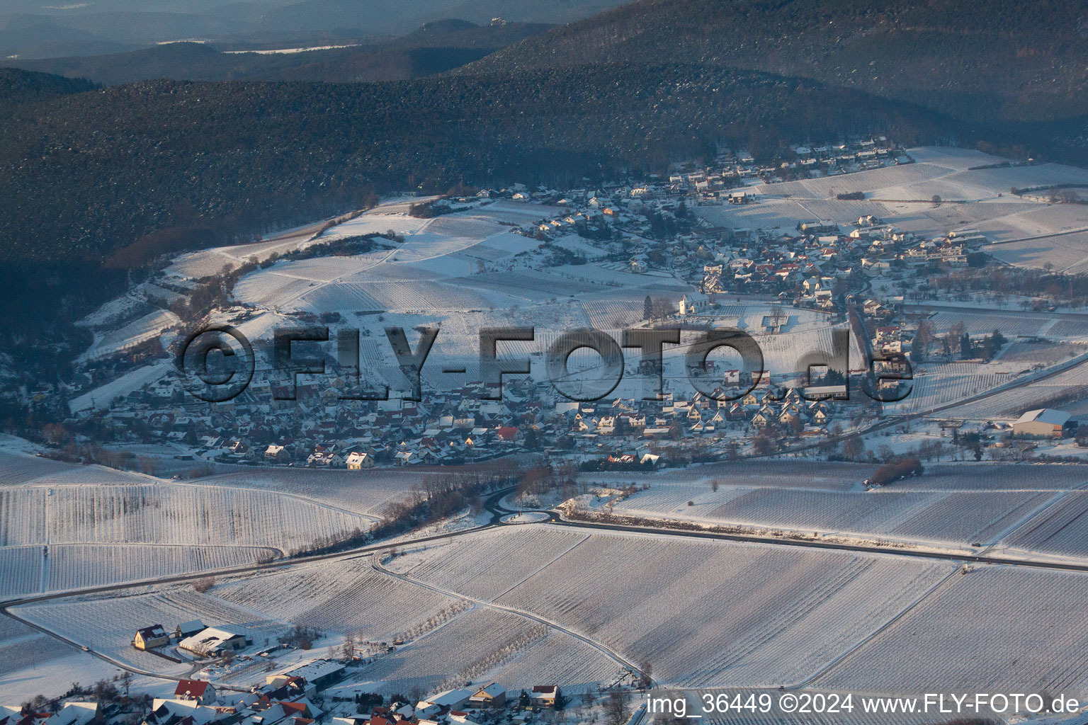 Vue aérienne de En hiver à le quartier Gleishorbach in Gleiszellen-Gleishorbach dans le département Rhénanie-Palatinat, Allemagne