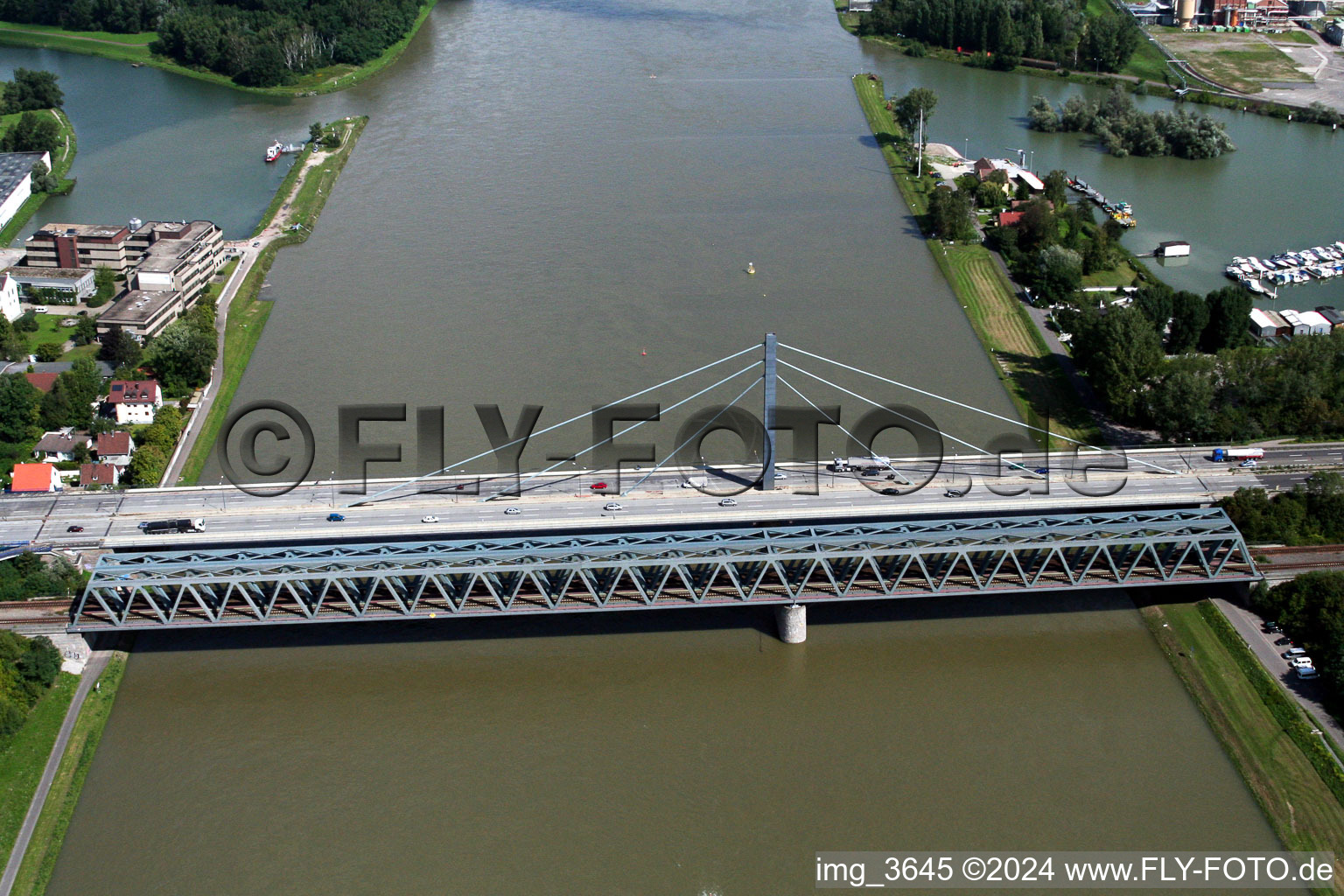 Vue aérienne de Rivière - structure de pont sur le Rhin à le quartier Knielingen in Karlsruhe dans le département Bade-Wurtemberg, Allemagne